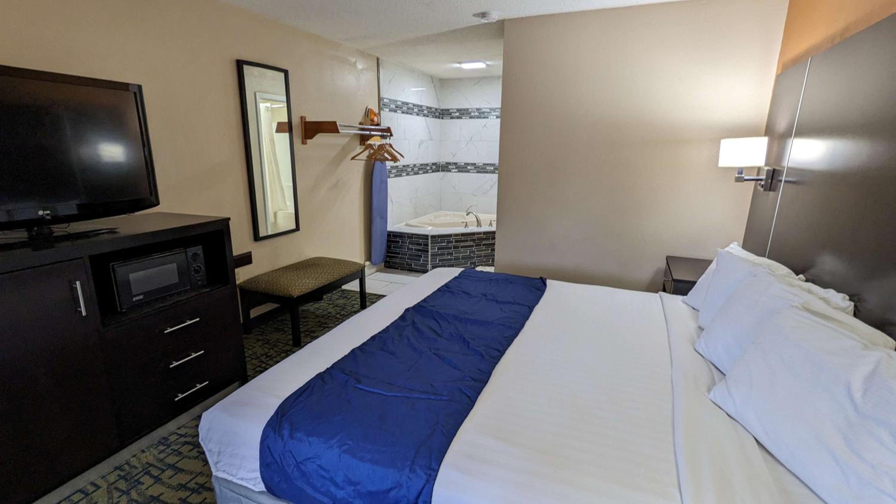 King Room with Jetted Tub - Smoking photo 1