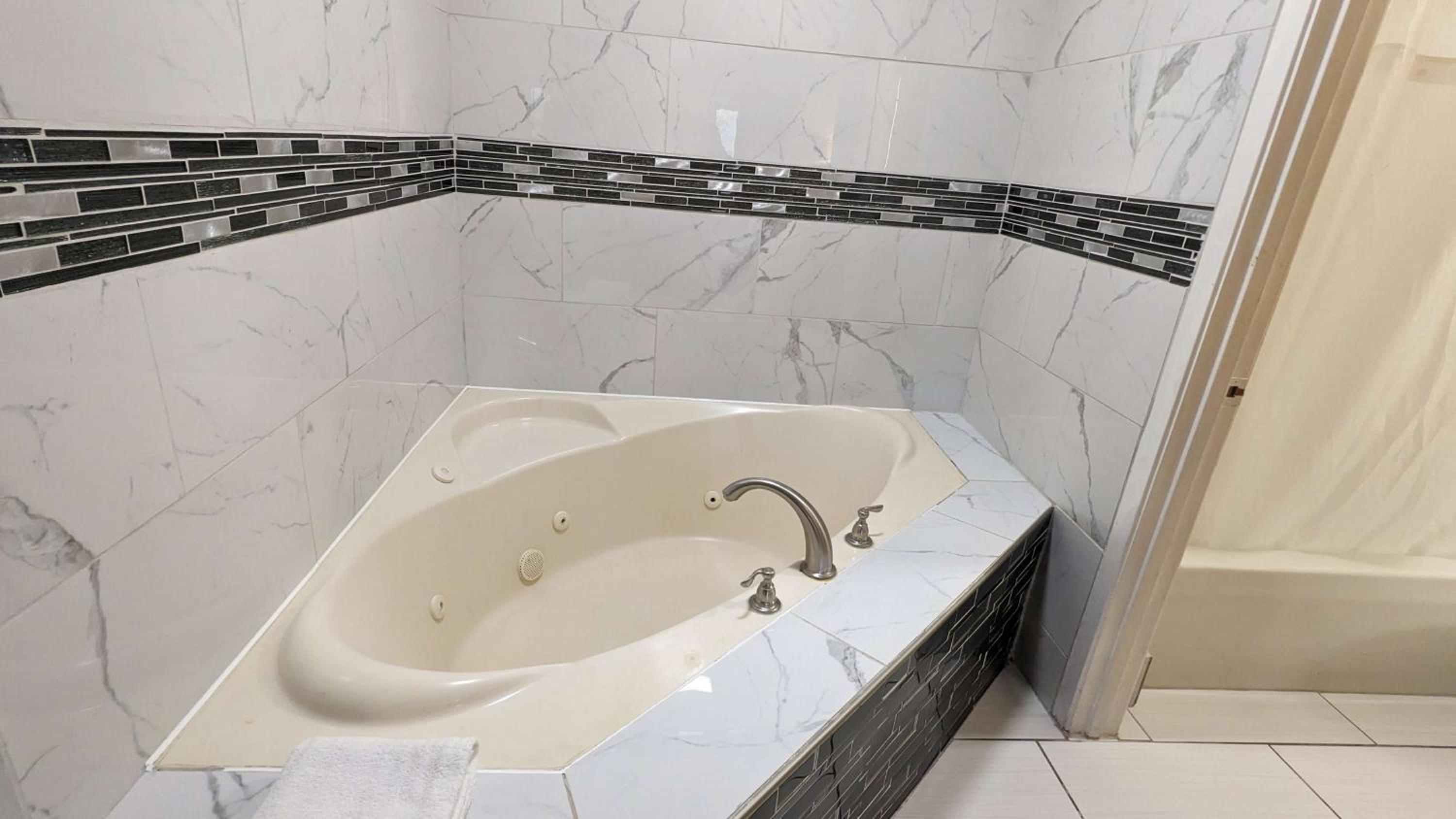 King Room with Jetted Tub - Smoking photo 2