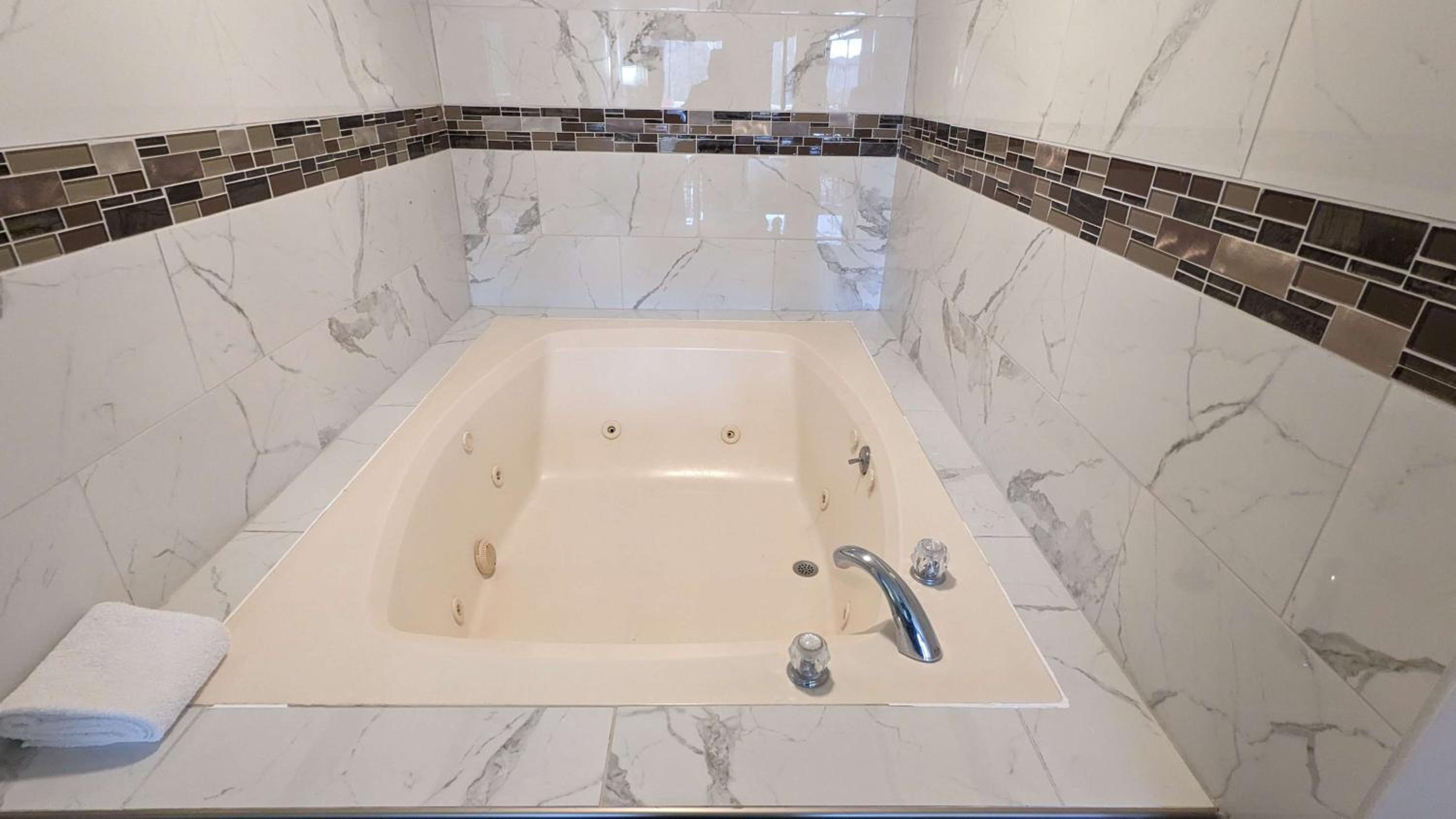 King Room with Jetted Tub - Non-Smoking photo 2
