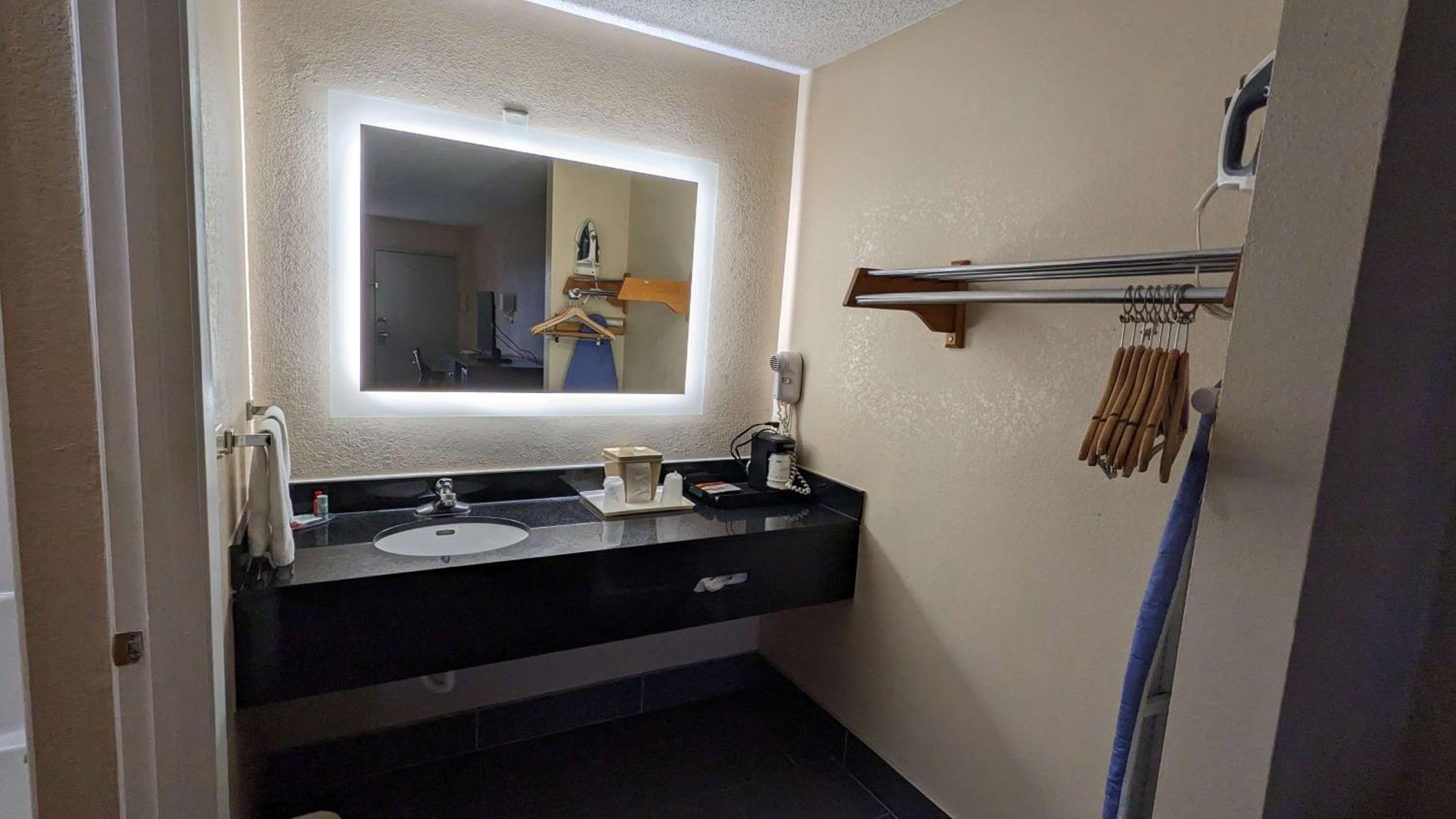 Double Room with Two Double Beds - Smoking photo 3