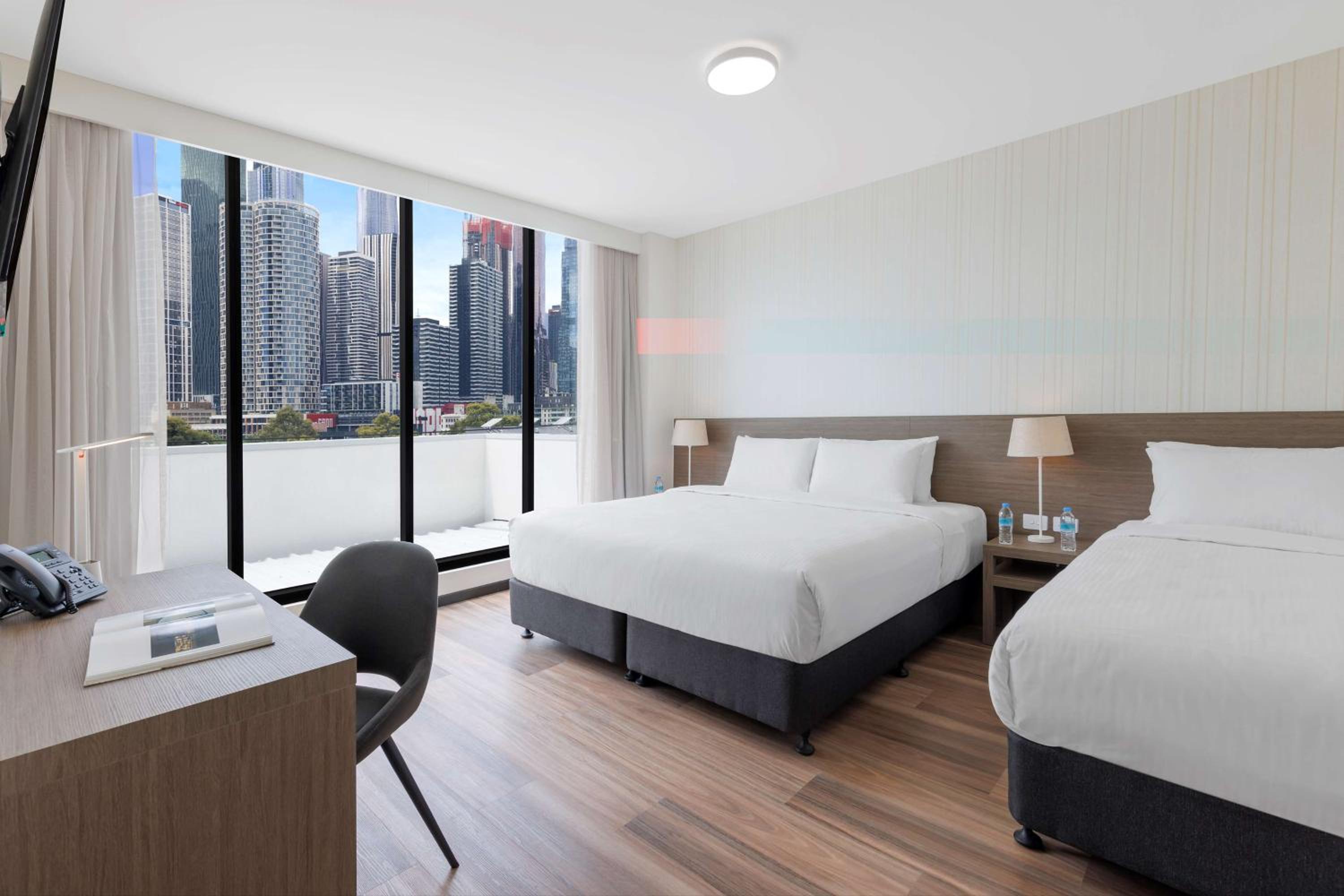 Executive King Room with One King Bed and One Single Bed - Non-Smoking - Photo 1