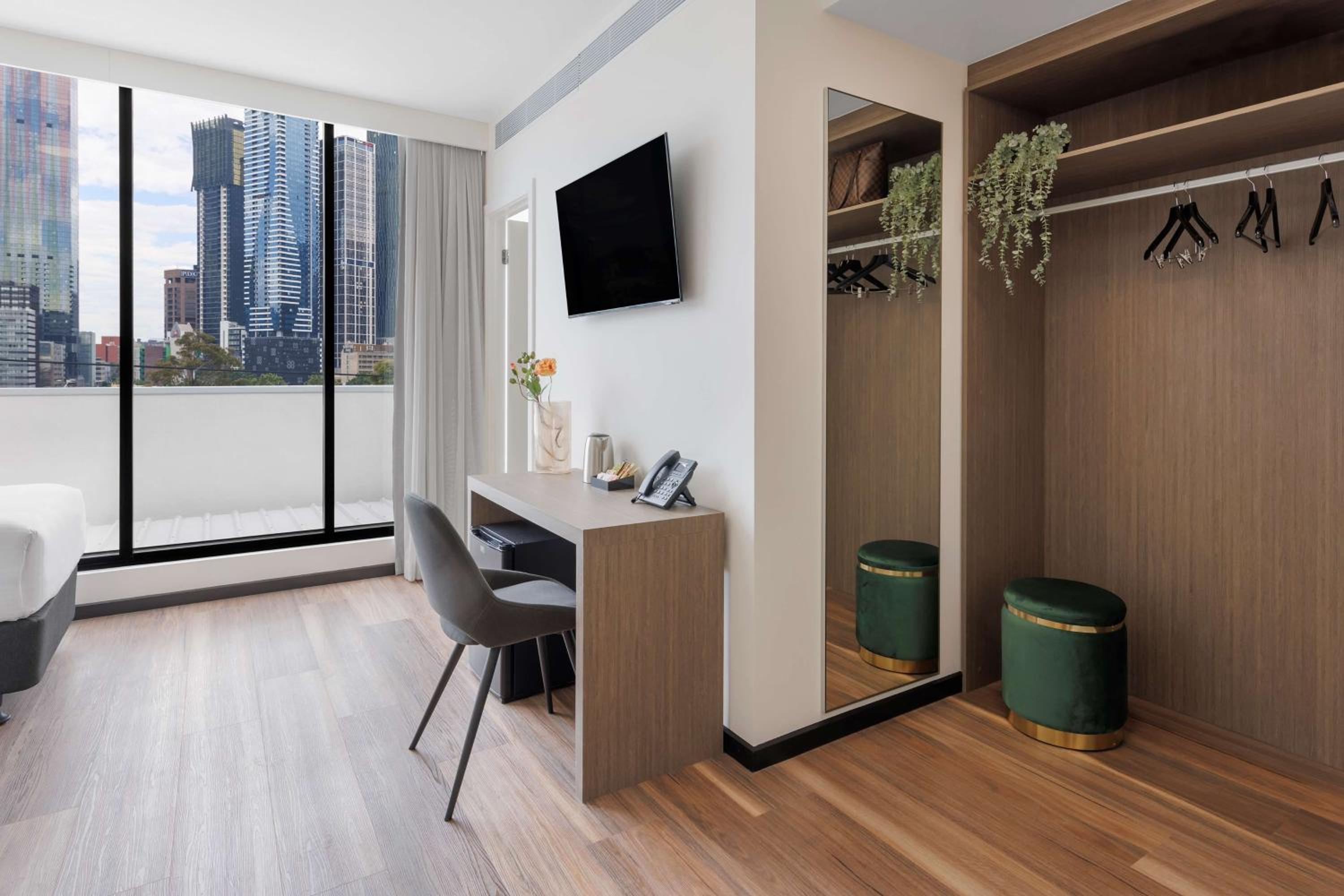 Executive King Room with One King Bed and Two Single Beds - City View/Non-Smoking - Photo 2