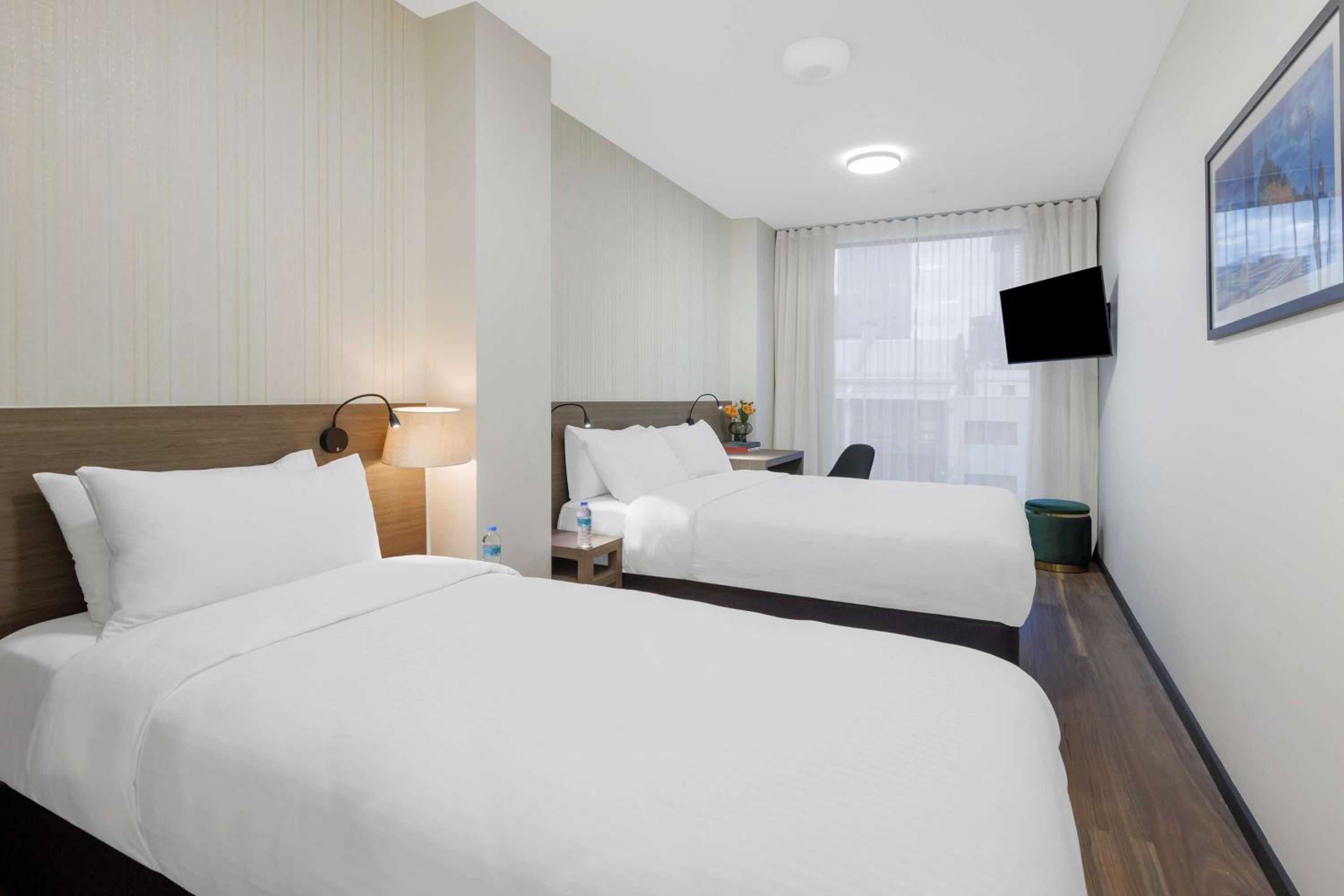 Executive Queen Room with One Queen Bed and One Single Bed - City View/Non-Smoking - Photo 1