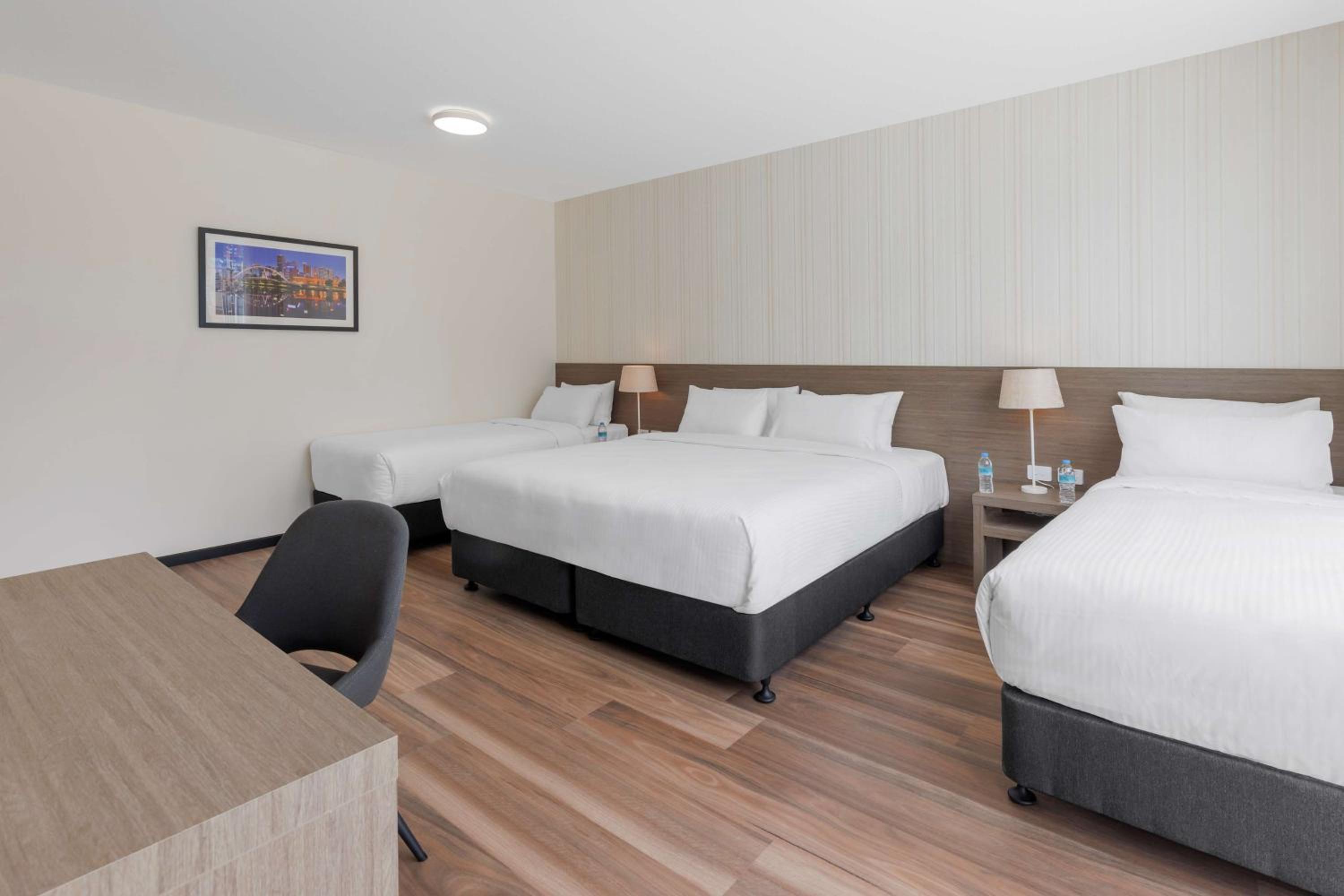 Executive King Room with One King Bed and Two Single Beds - City View/Non-Smoking - Photo 4