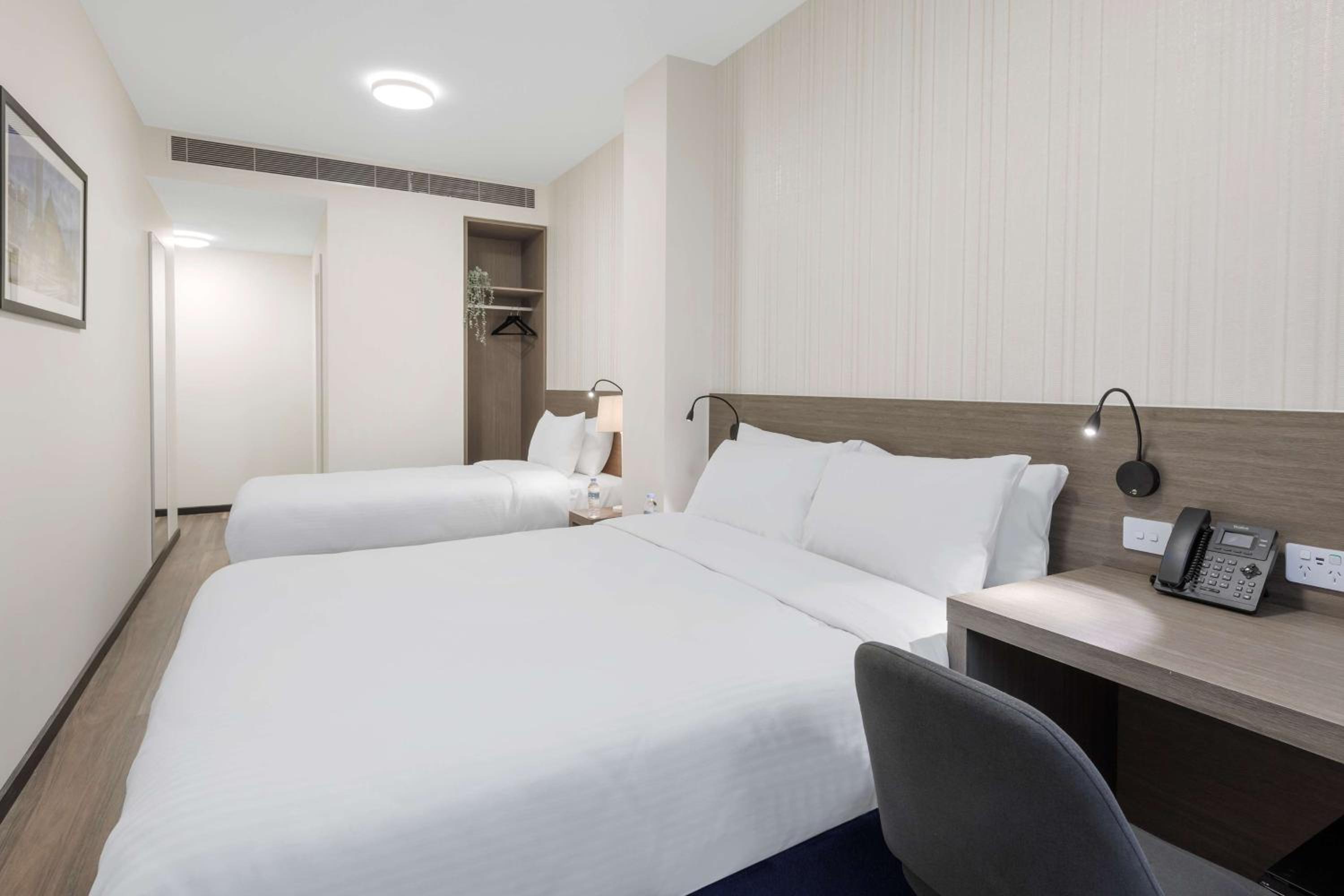 Executive Queen Room with One Queen Bed and One Single Bed - City View/Non-Smoking - Photo 2