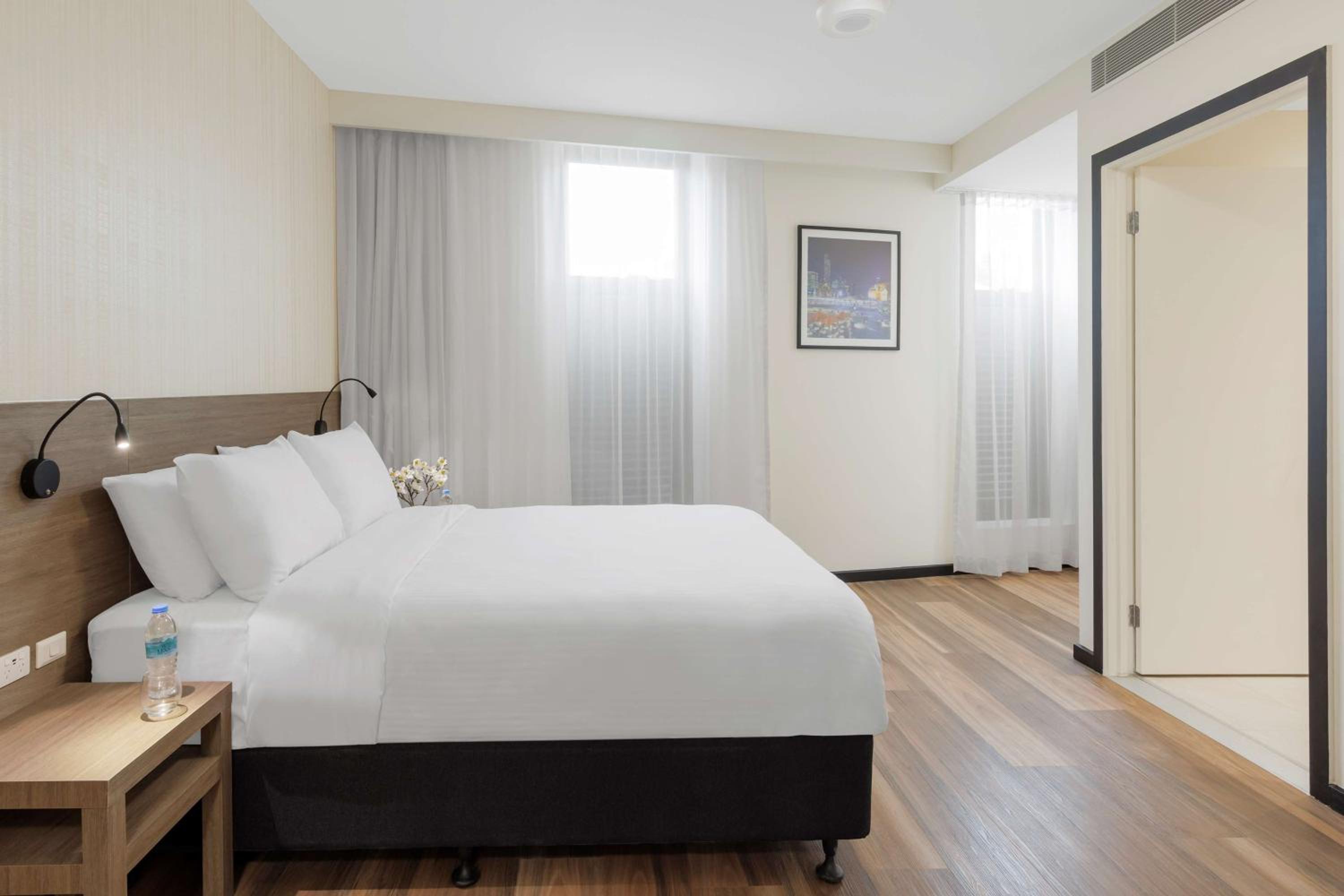 Queen Room with Roll-In Shower - Disability Access - Photo 1