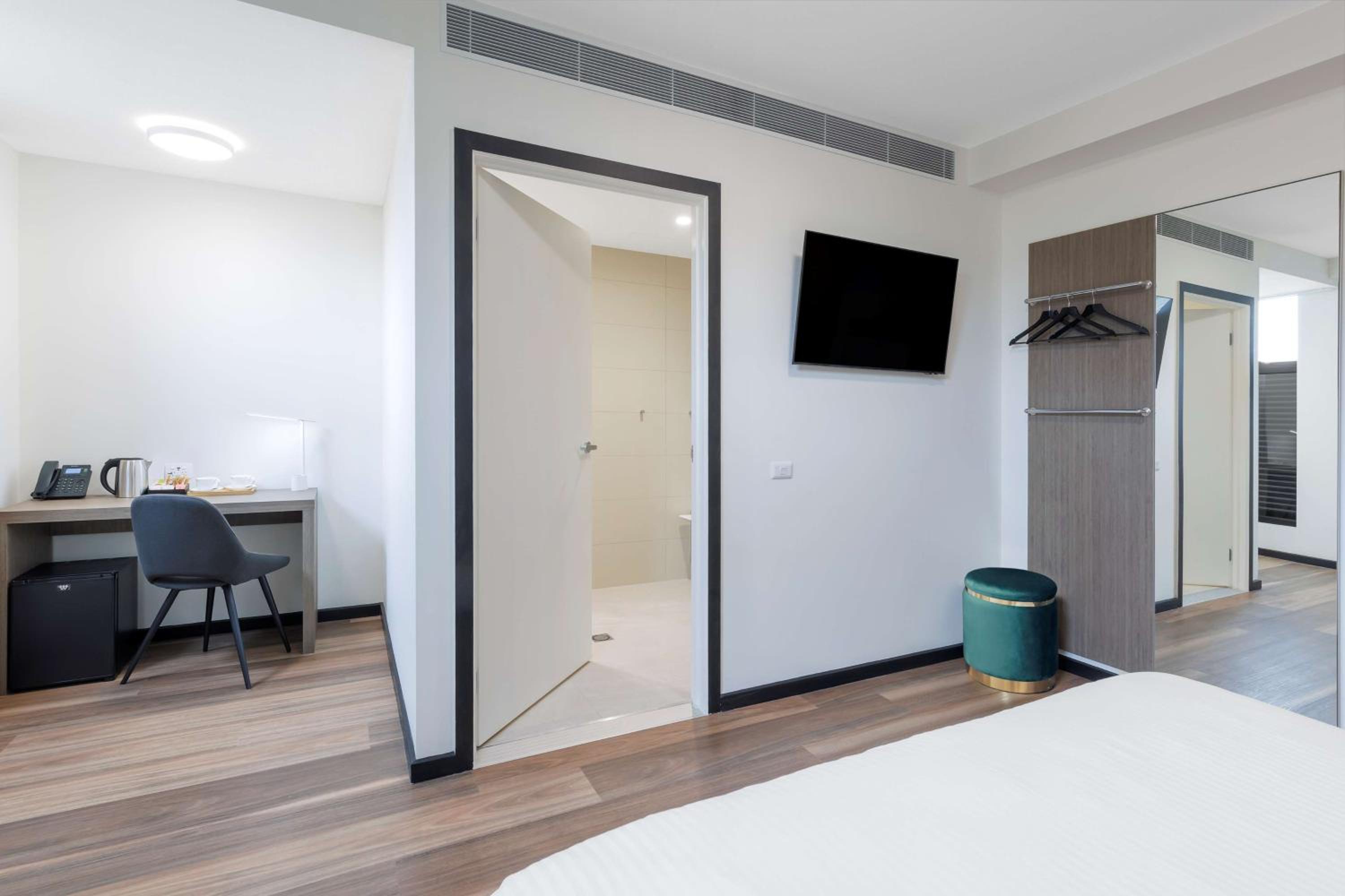 Queen Room with Roll-In Shower - Disability Access - Photo 3