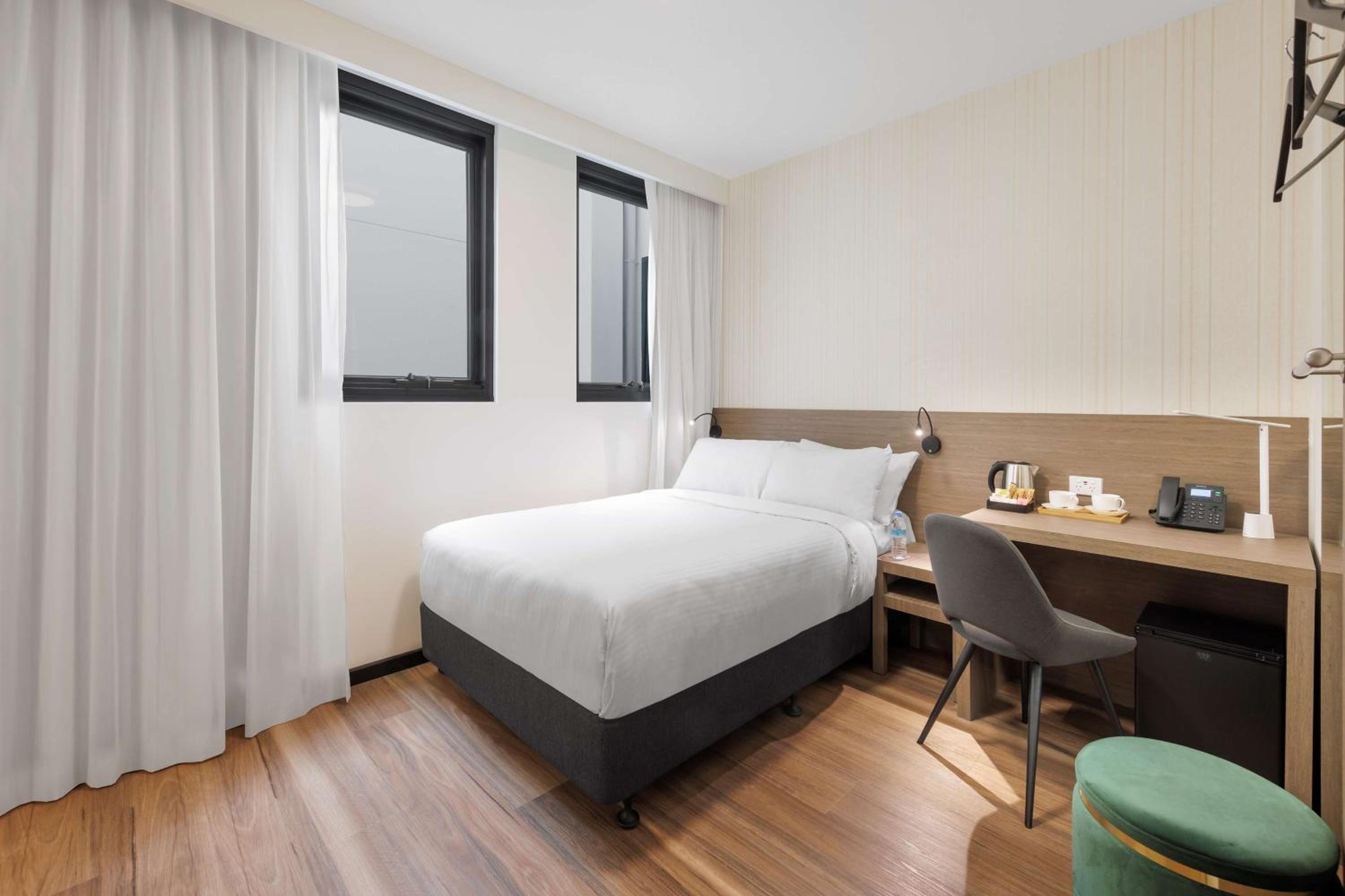 Double Room with Roll-in Shower - Disability Access/Non-Smoking - Photo 1