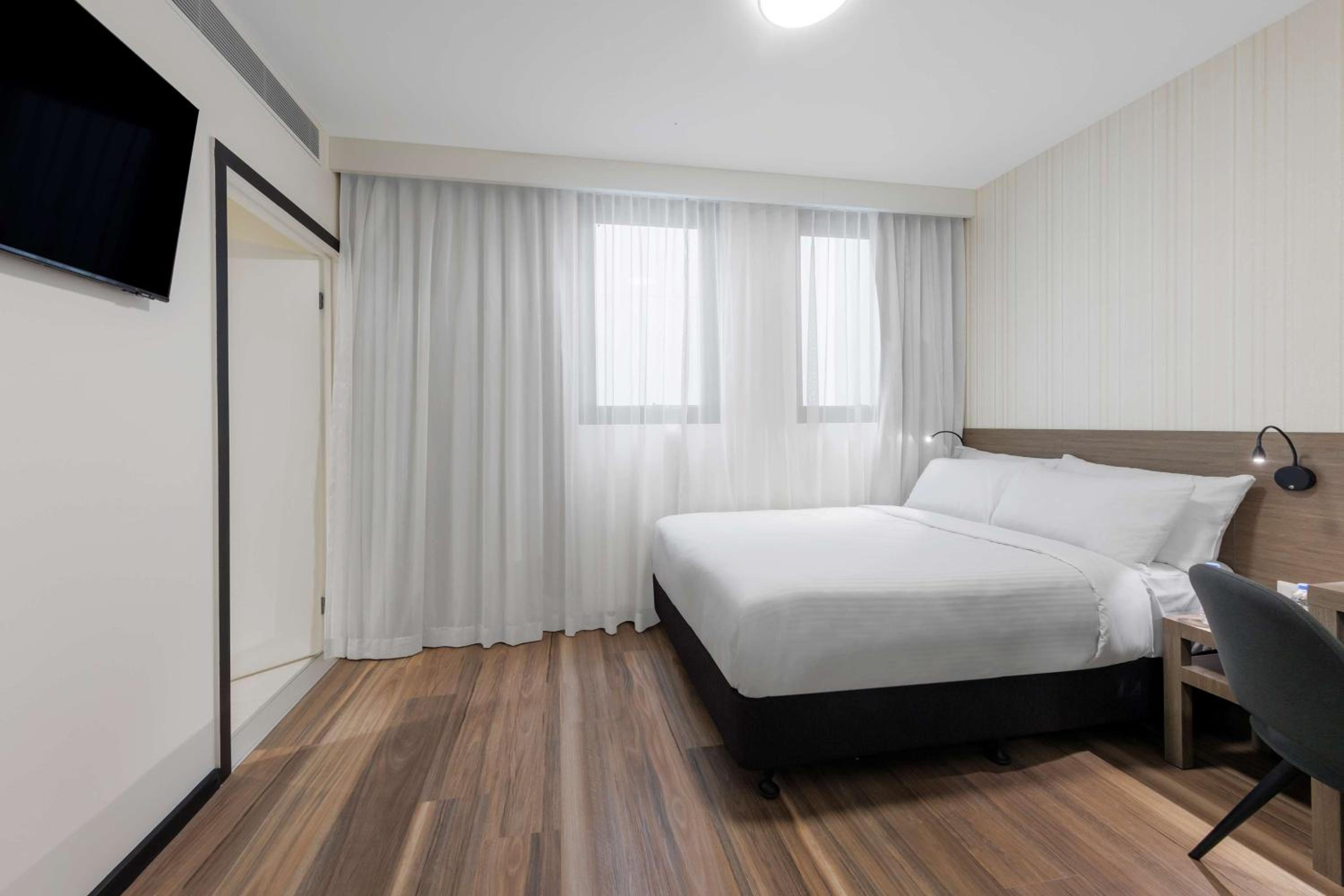 Double Room with Roll-in Shower - Disability Access/Non-Smoking - Photo 2