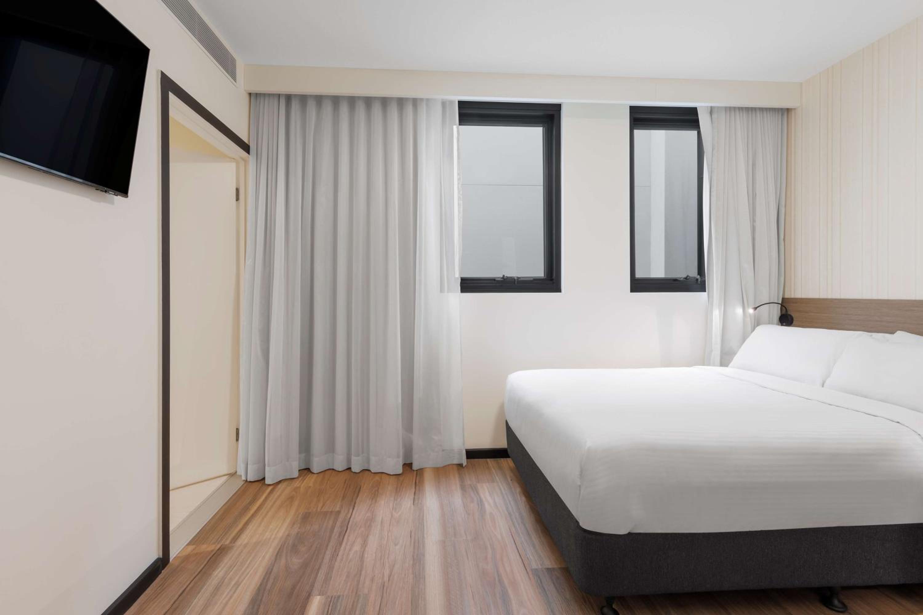 Double Room with Roll-in Shower - Disability Access/Non-Smoking - Photo 3