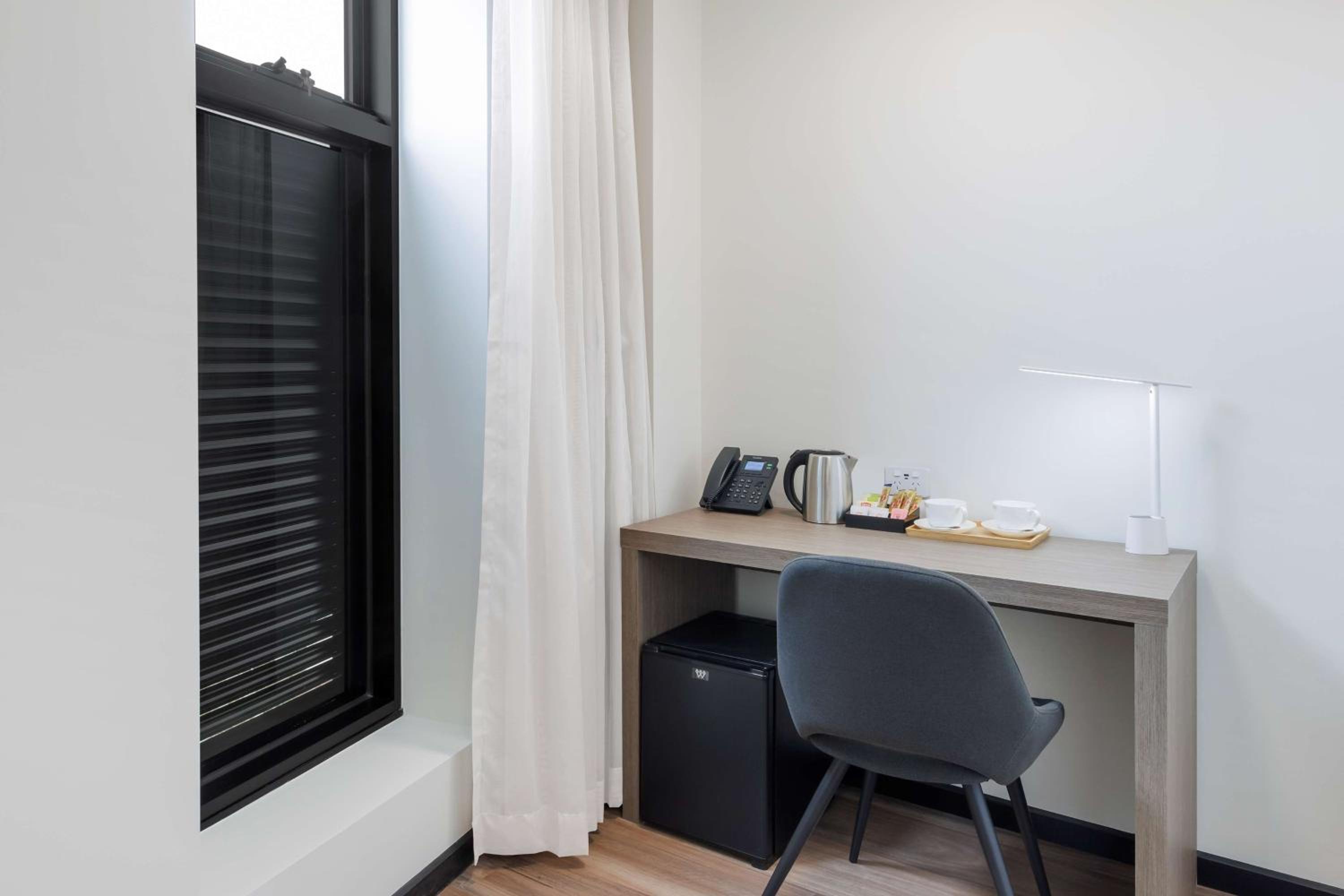 Queen Room with Roll-In Shower - Disability Access - Photo 4
