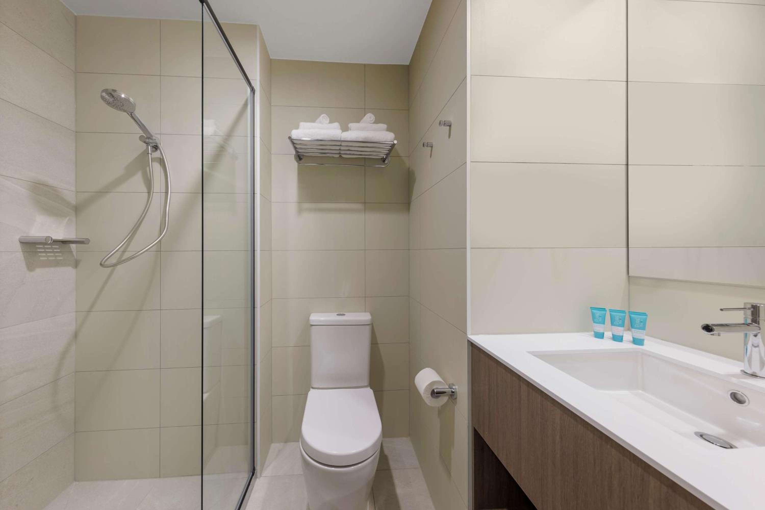 Executive Queen Room with One Queen Bed and One Single Bed - City View/Non-Smoking - Photo 6