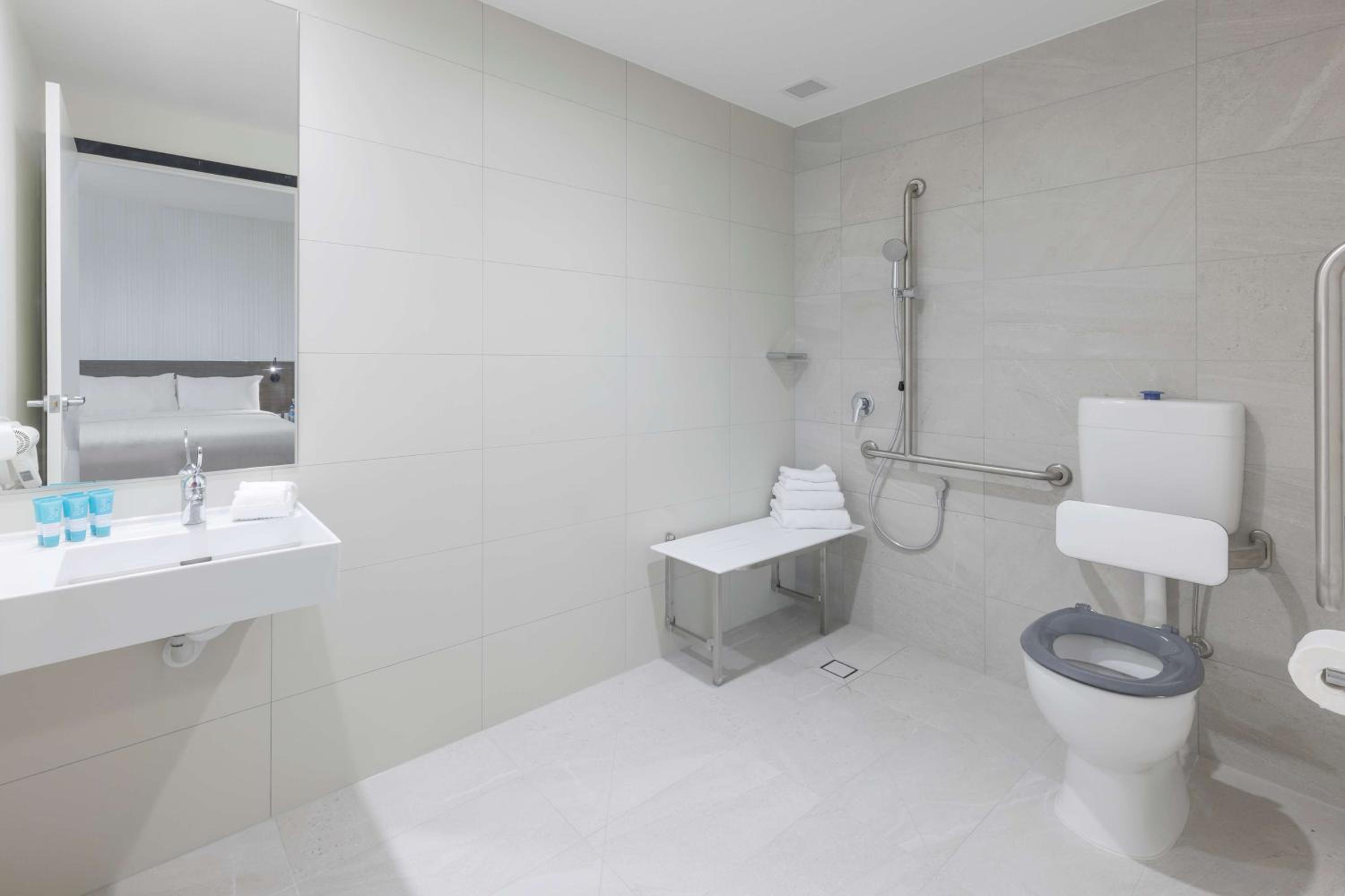 Queen Room with Roll-In Shower - Disability Access - Photo 2