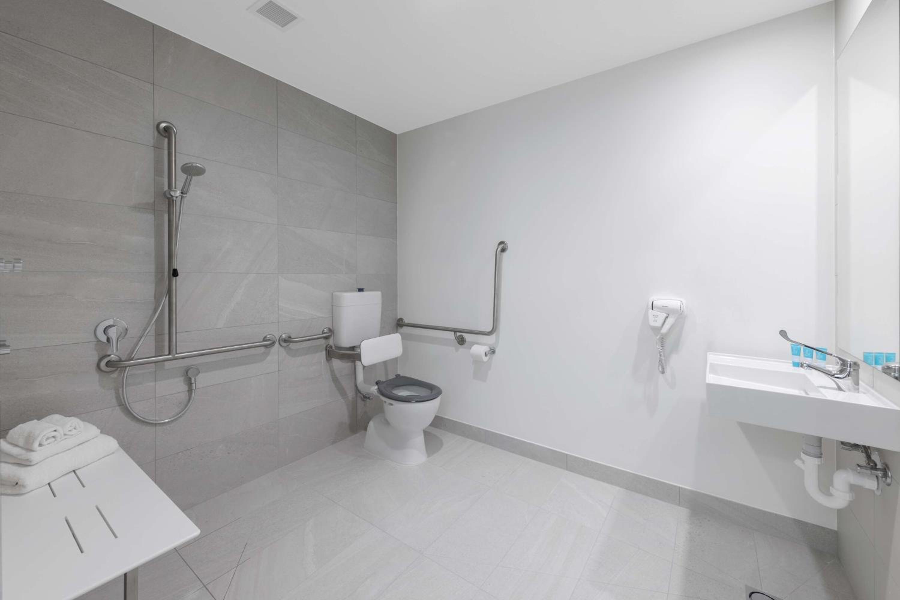 Double Room with Roll-in Shower - Disability Access/Non-Smoking - Photo 4