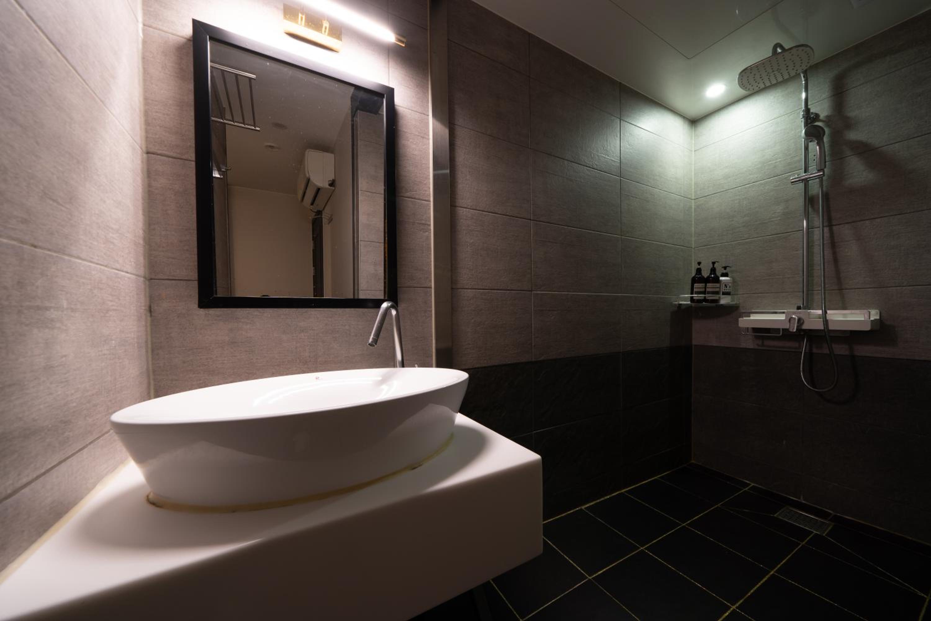 Standard Double Room - Photo 7