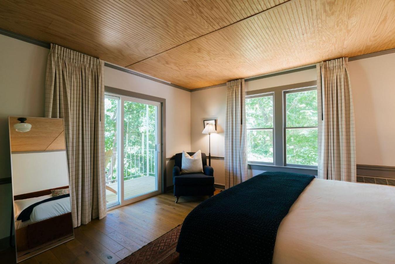 Streamside View King W/ Balcony photo 2