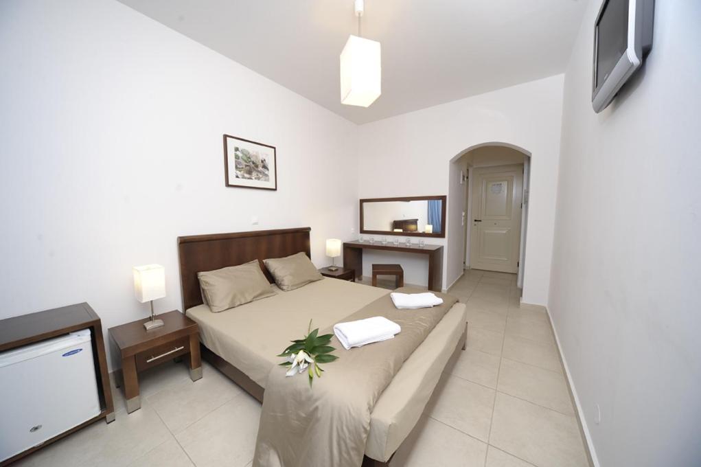 Double or Twin Room with Pool View - Photo 7