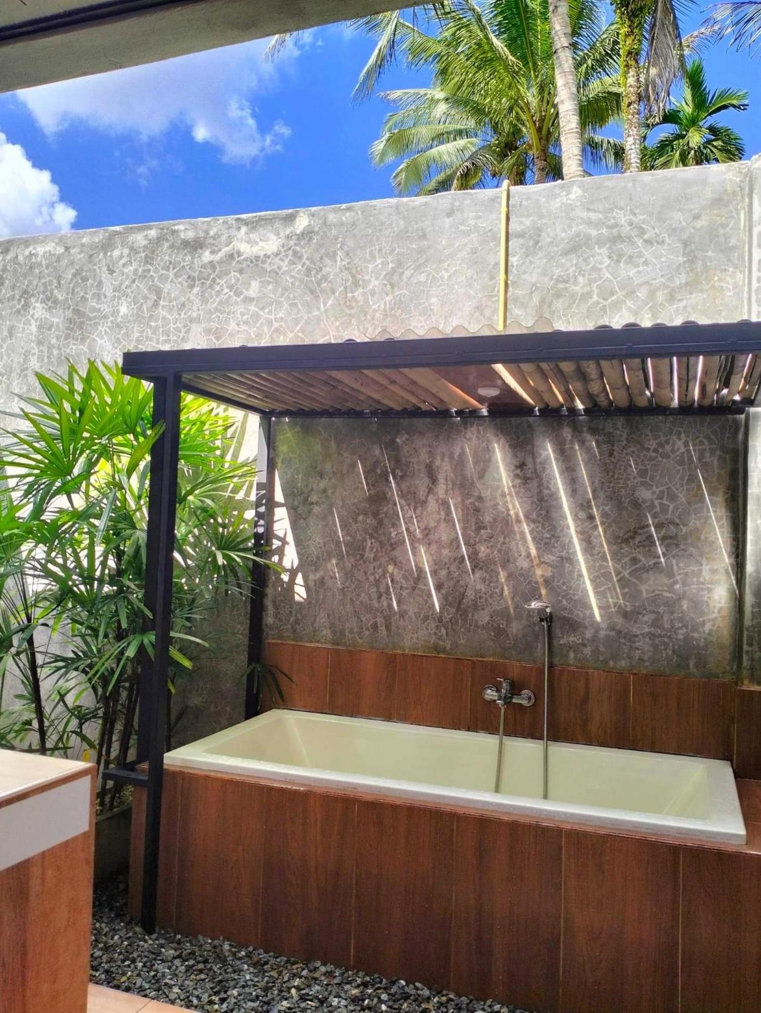 Double Room with Pool View - Photo 11