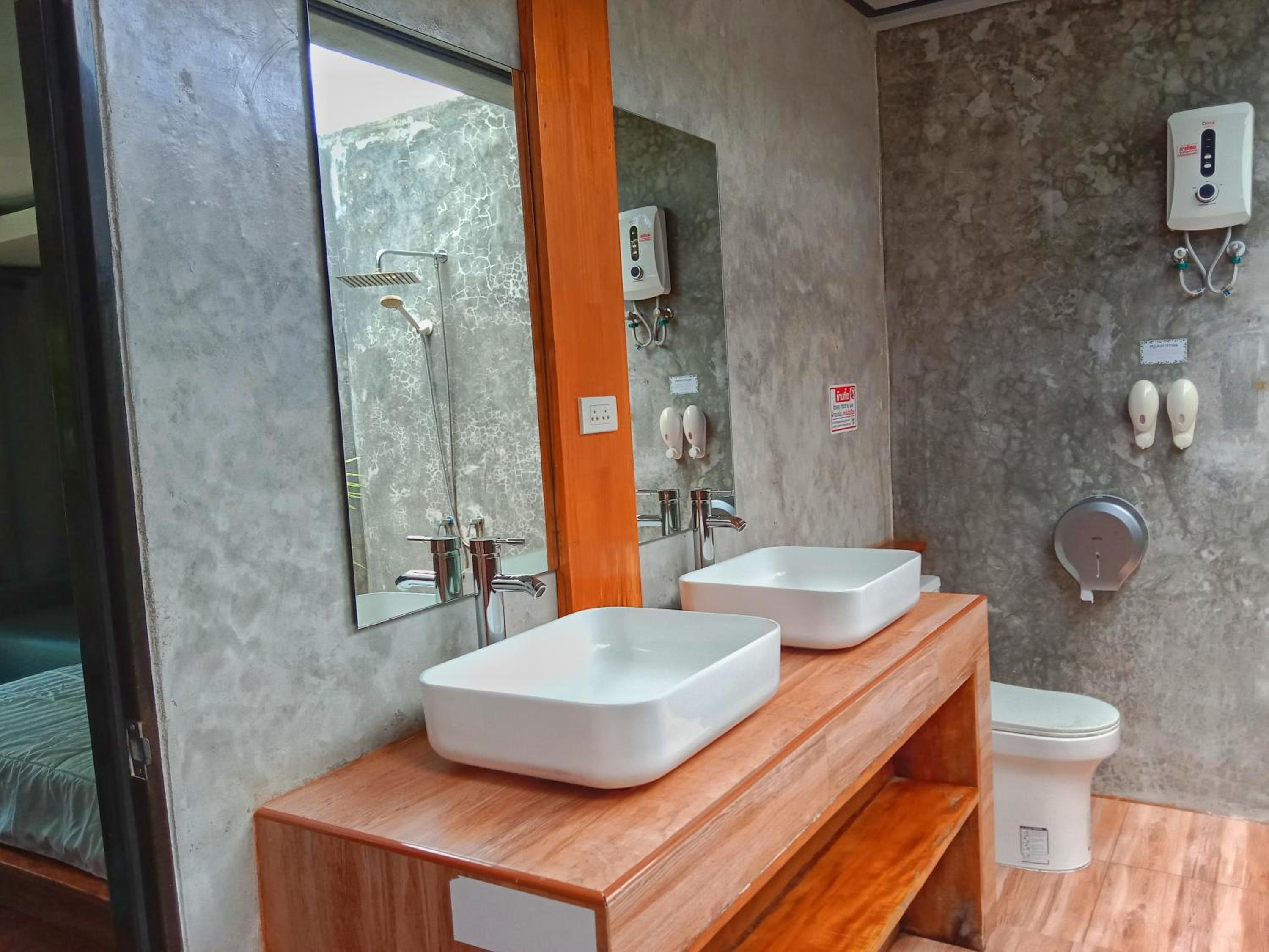 Double Room with Pool View - Photo 9