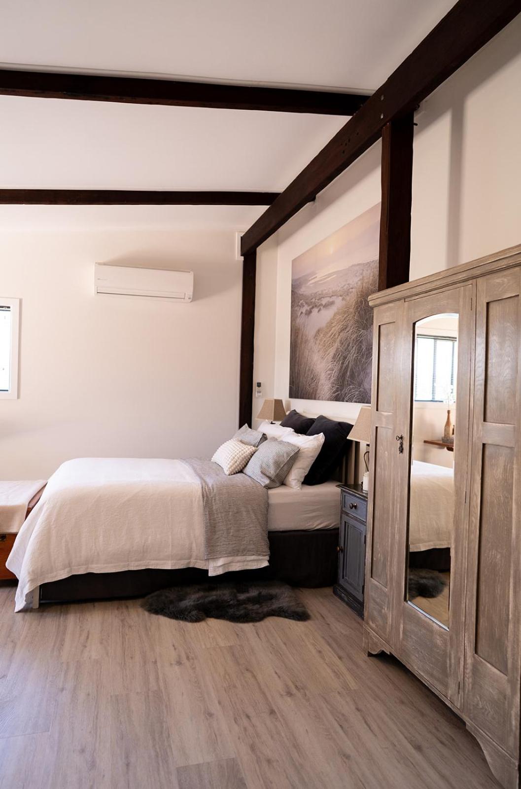 Deluxe Double Room (2 Adults + 1 Child) photo 2
