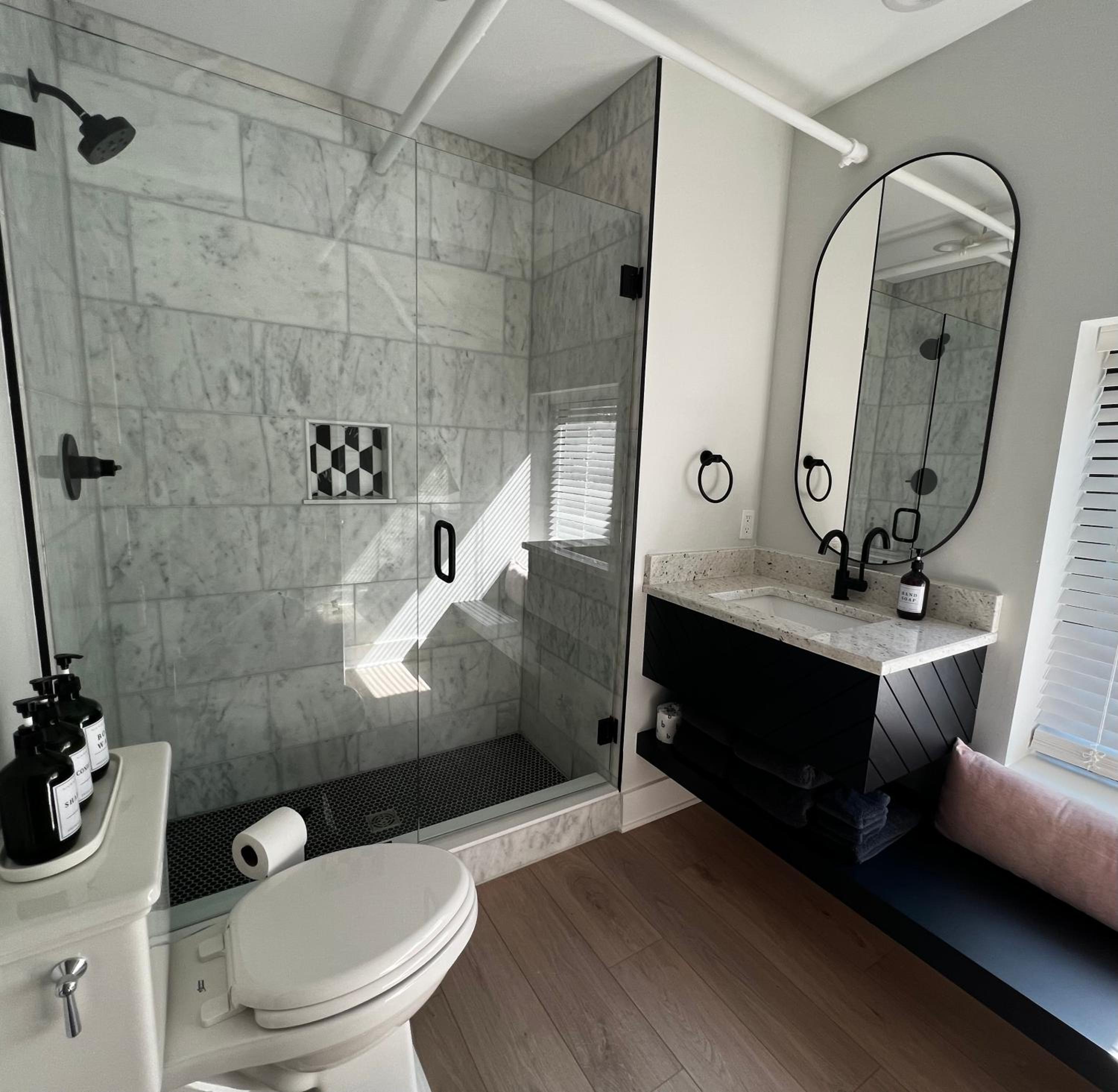 Deluxe Queen Suite - Photo 9