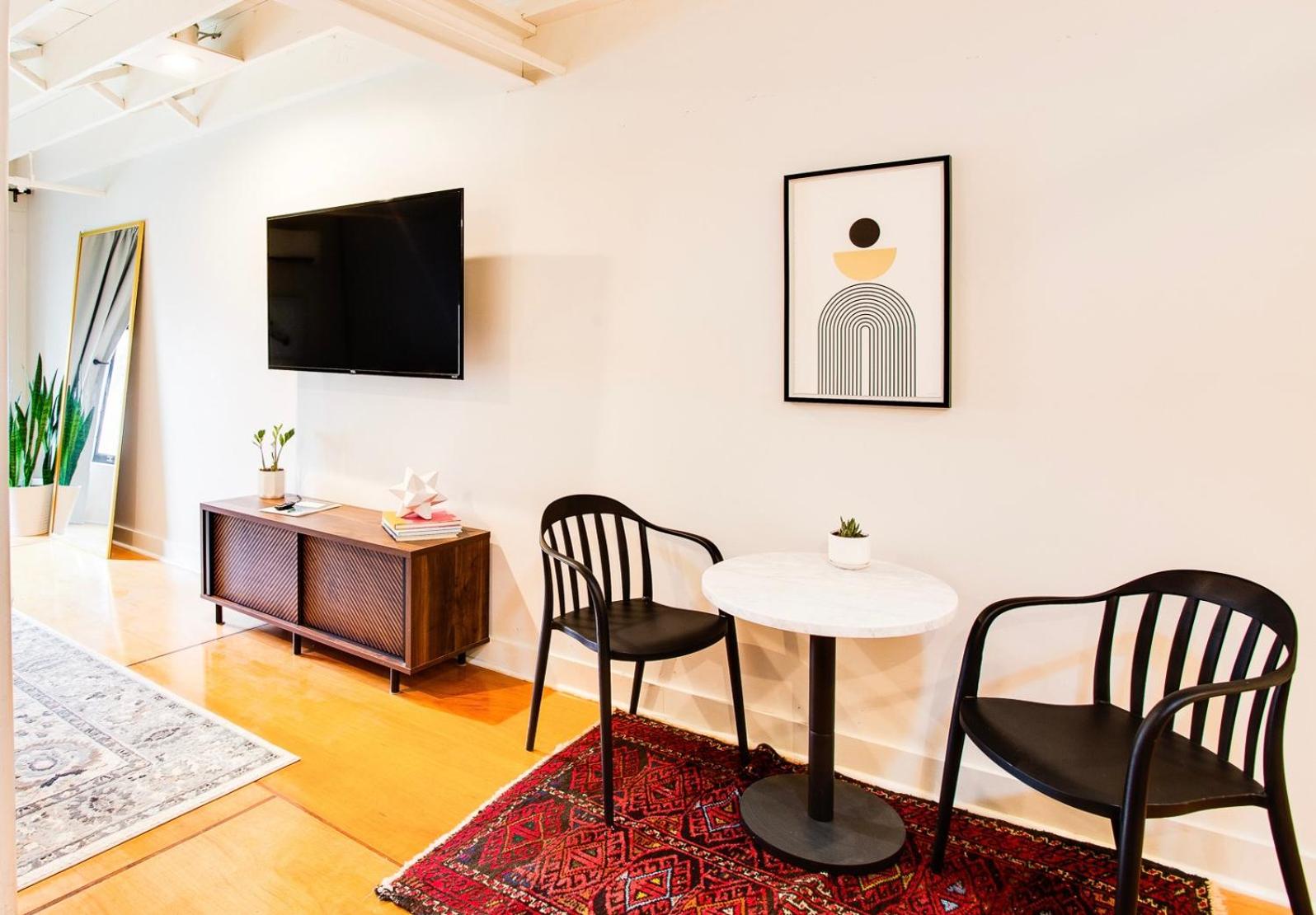 Queen Suite - Photo 1