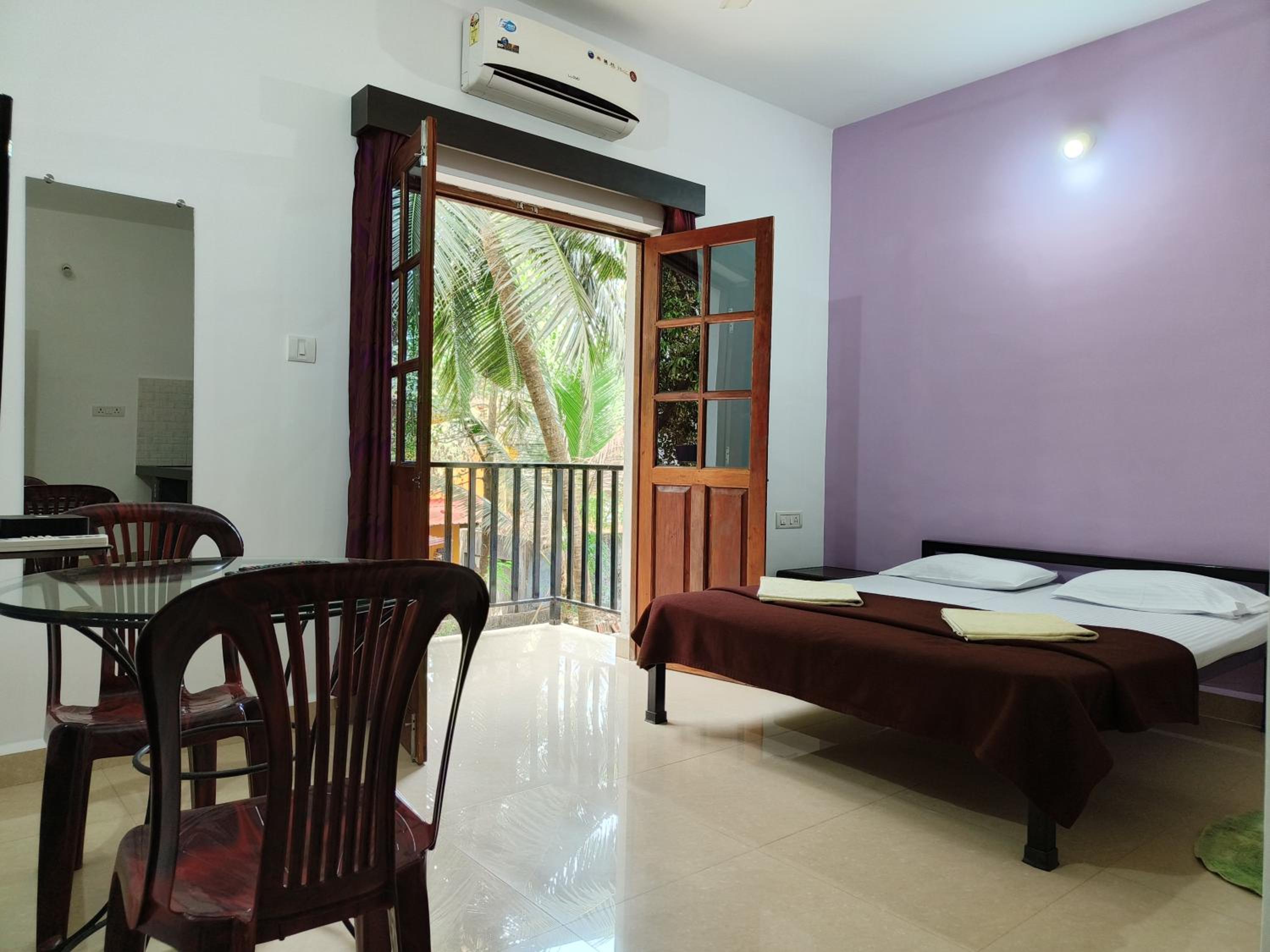 Deluxe Double Room with Balcony - Photo 3