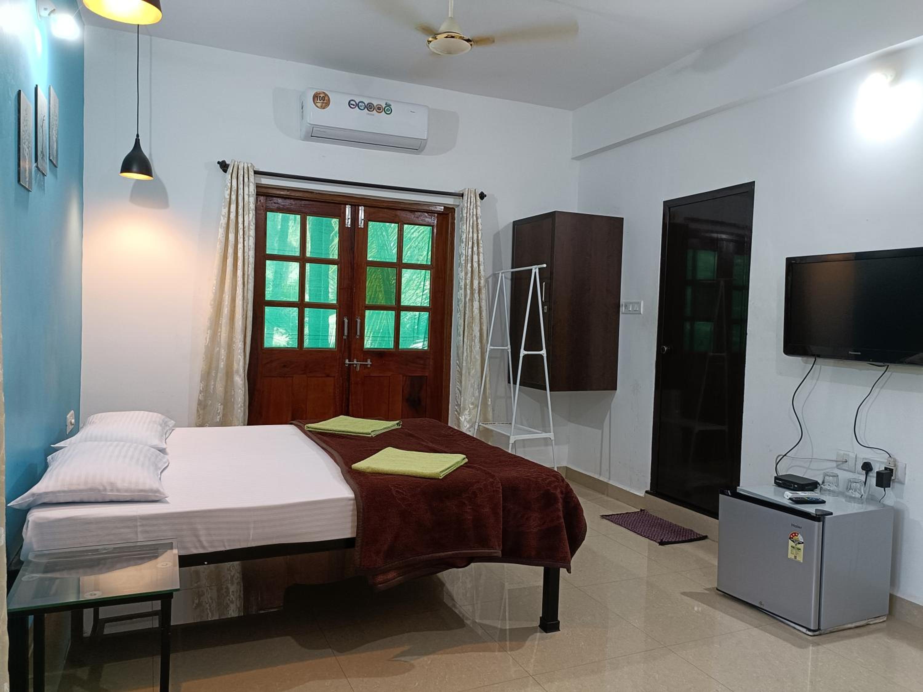 Deluxe Double Room with Balcony - Photo 2