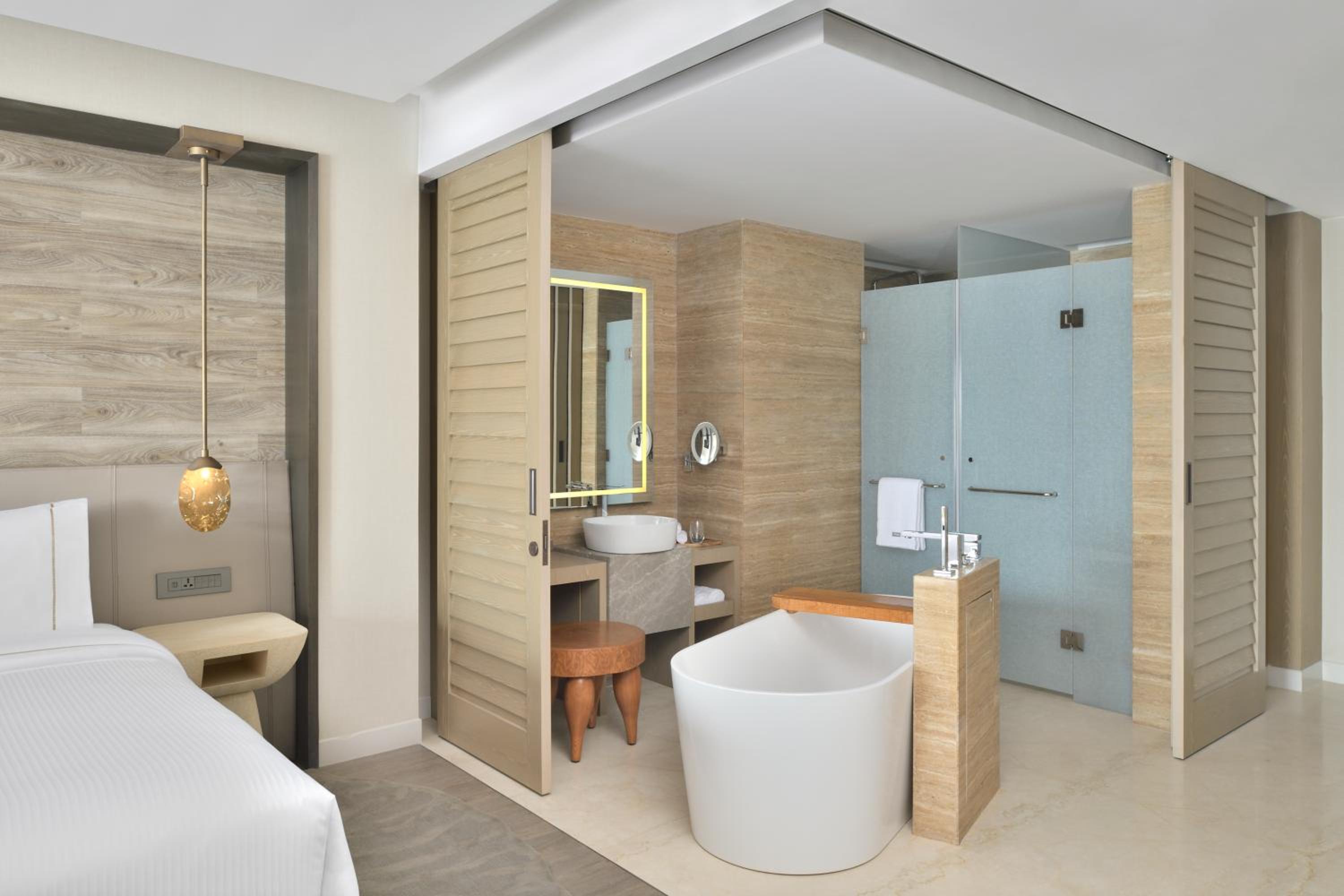 Premier King Room with Balcony and Valley View | INR 1,000 wellness credit per day (non-cumulative), redeemable against Spa therapy or at Hakuna Matata (the gaming zone) - Photo 4