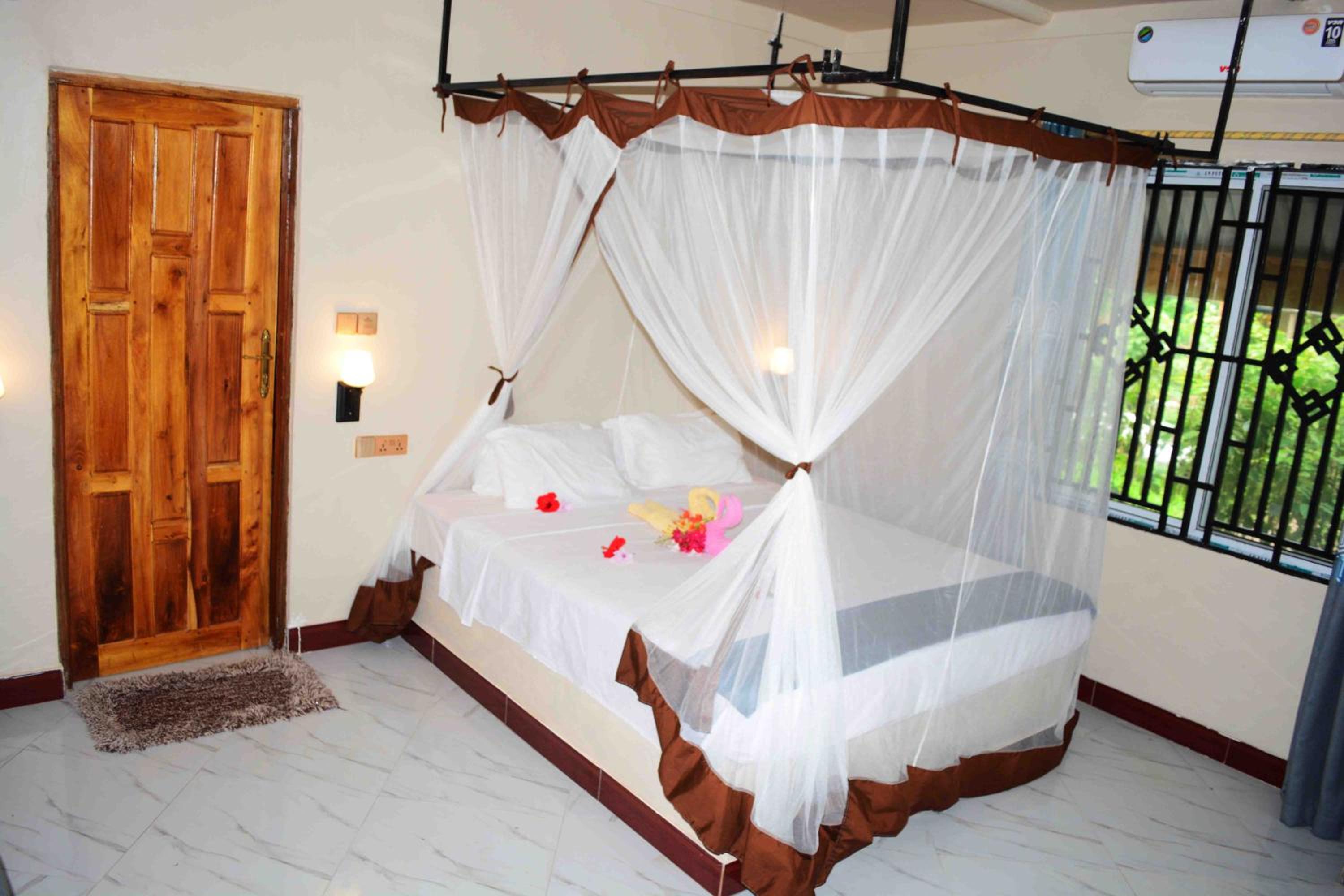 Deluxe Double or Twin Room - Photo 10
