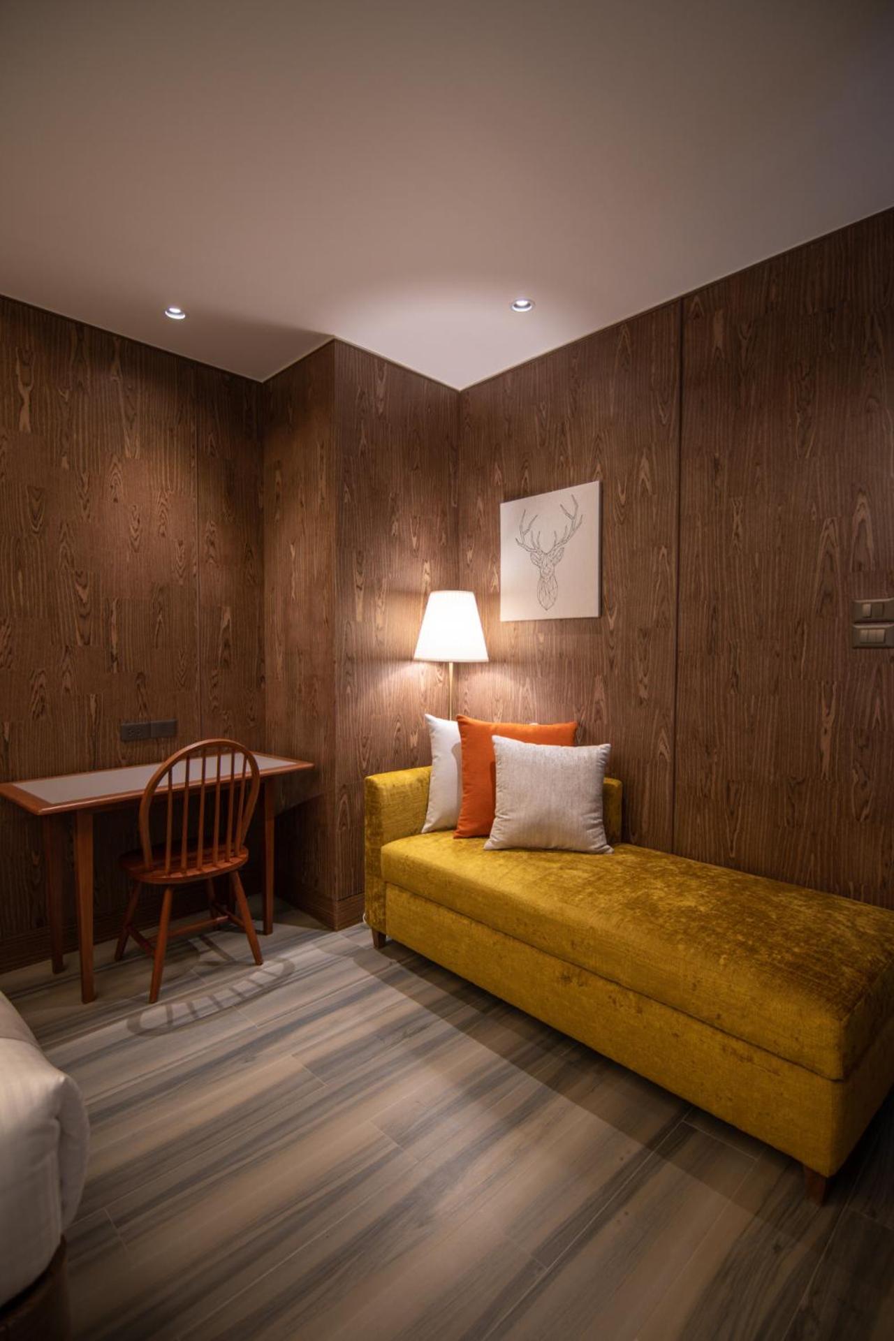 Deluxe Family Room - Photo 14