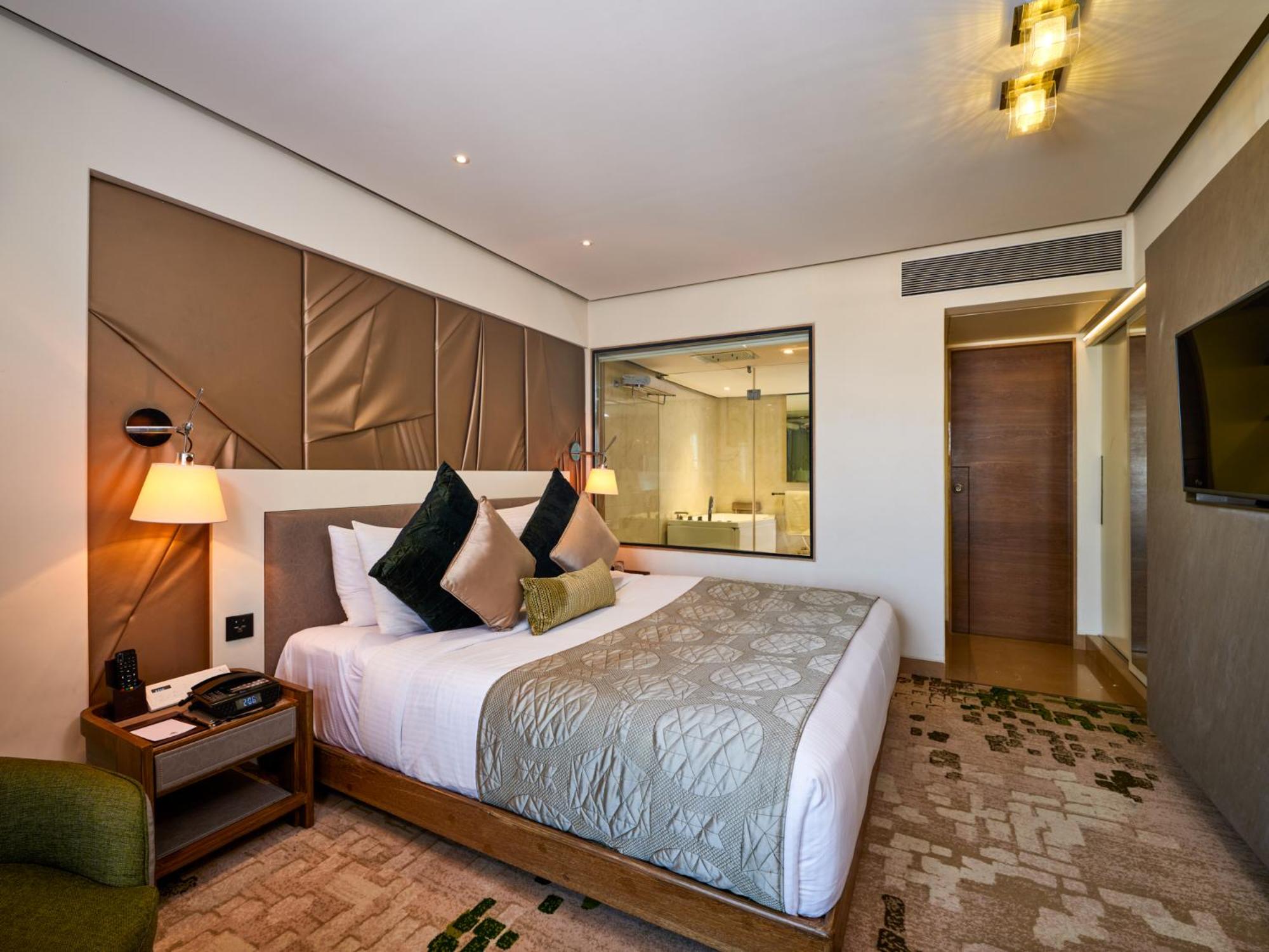 Suite(With 2 ways Airport Transfer on sharing basis / 2 Beer pint or two 30 ml alcoholic house brand drink at Happy Hours - 1700 to 1900 Hrs) - Photo 8