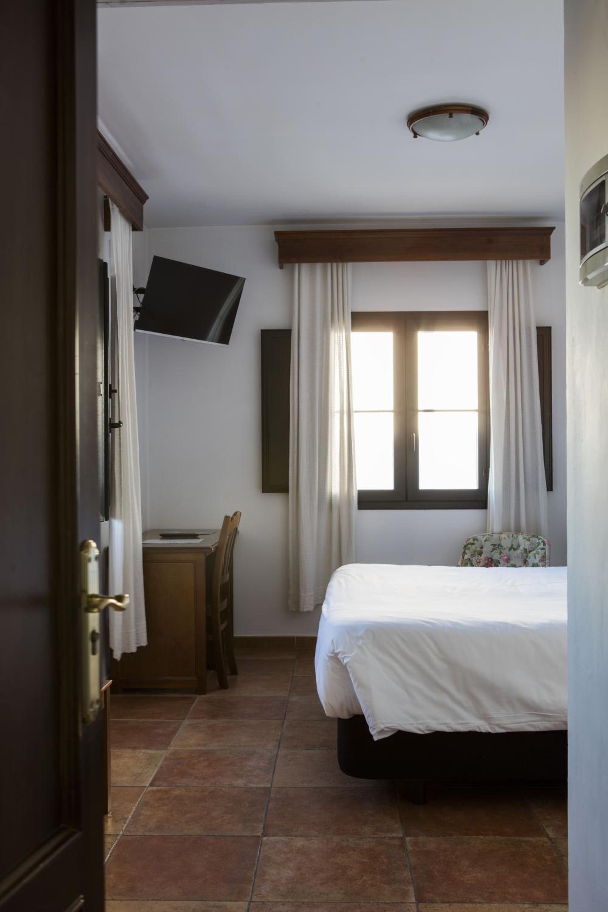 Double or Twin Room - Photo 7