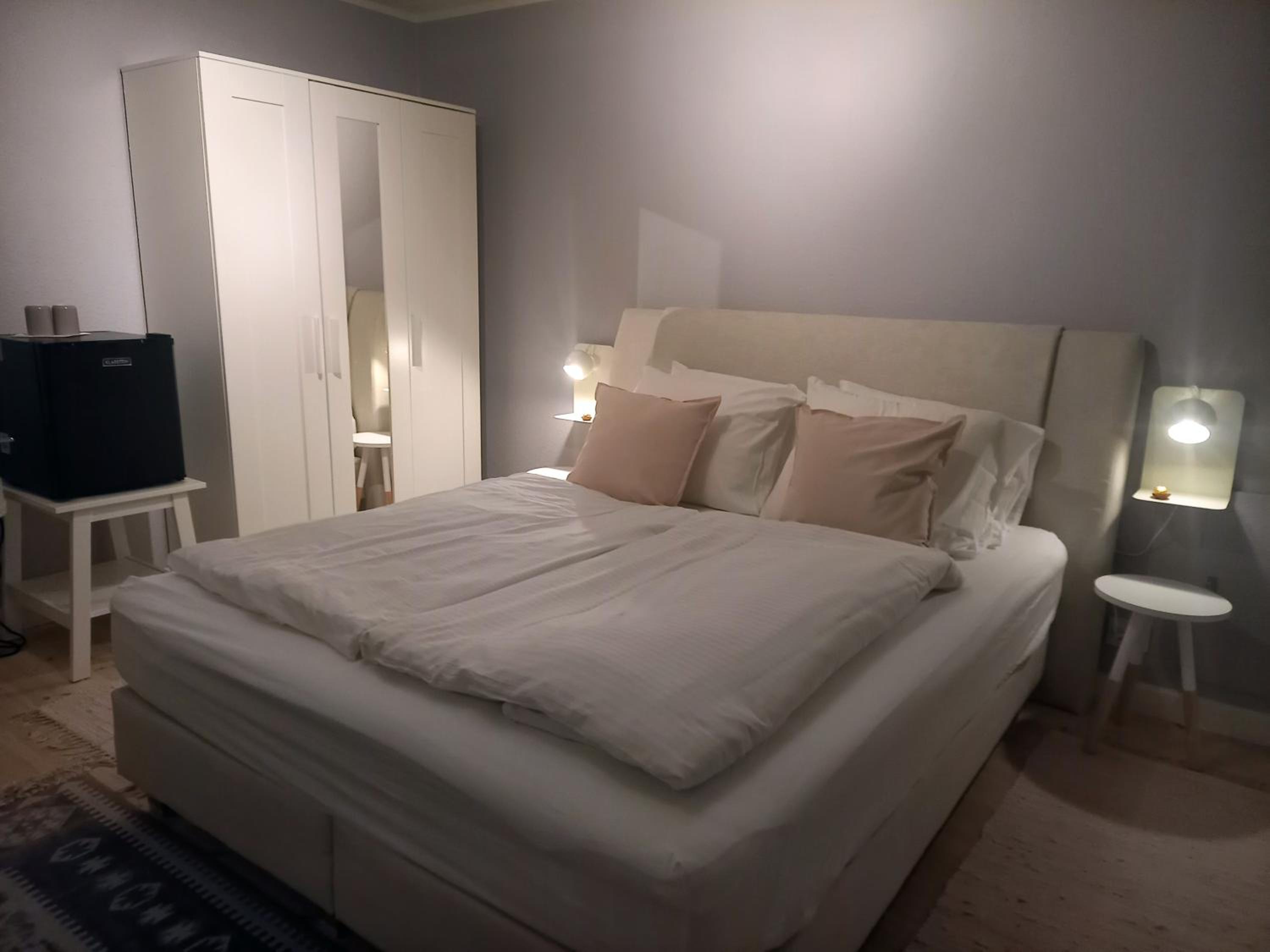 Queen Room With Shared Bathroom photo 1