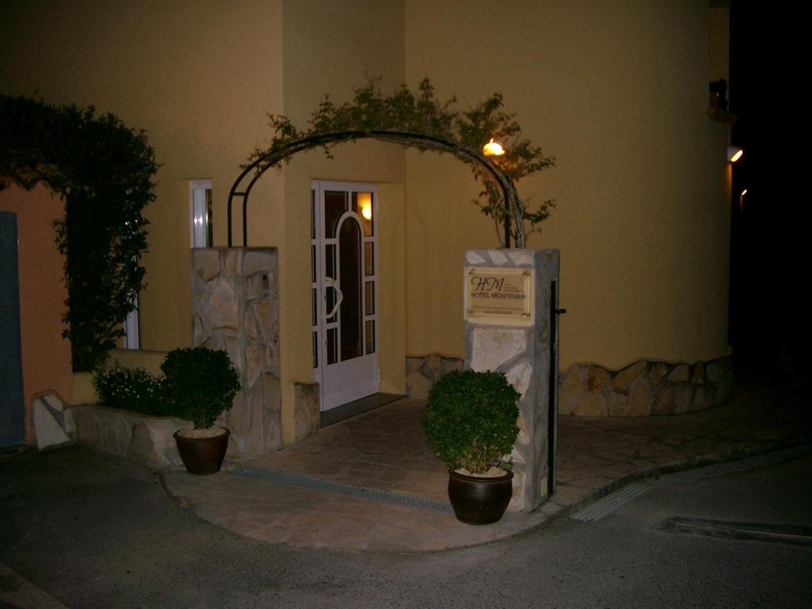 Queen Room with Balcony - Photo 13