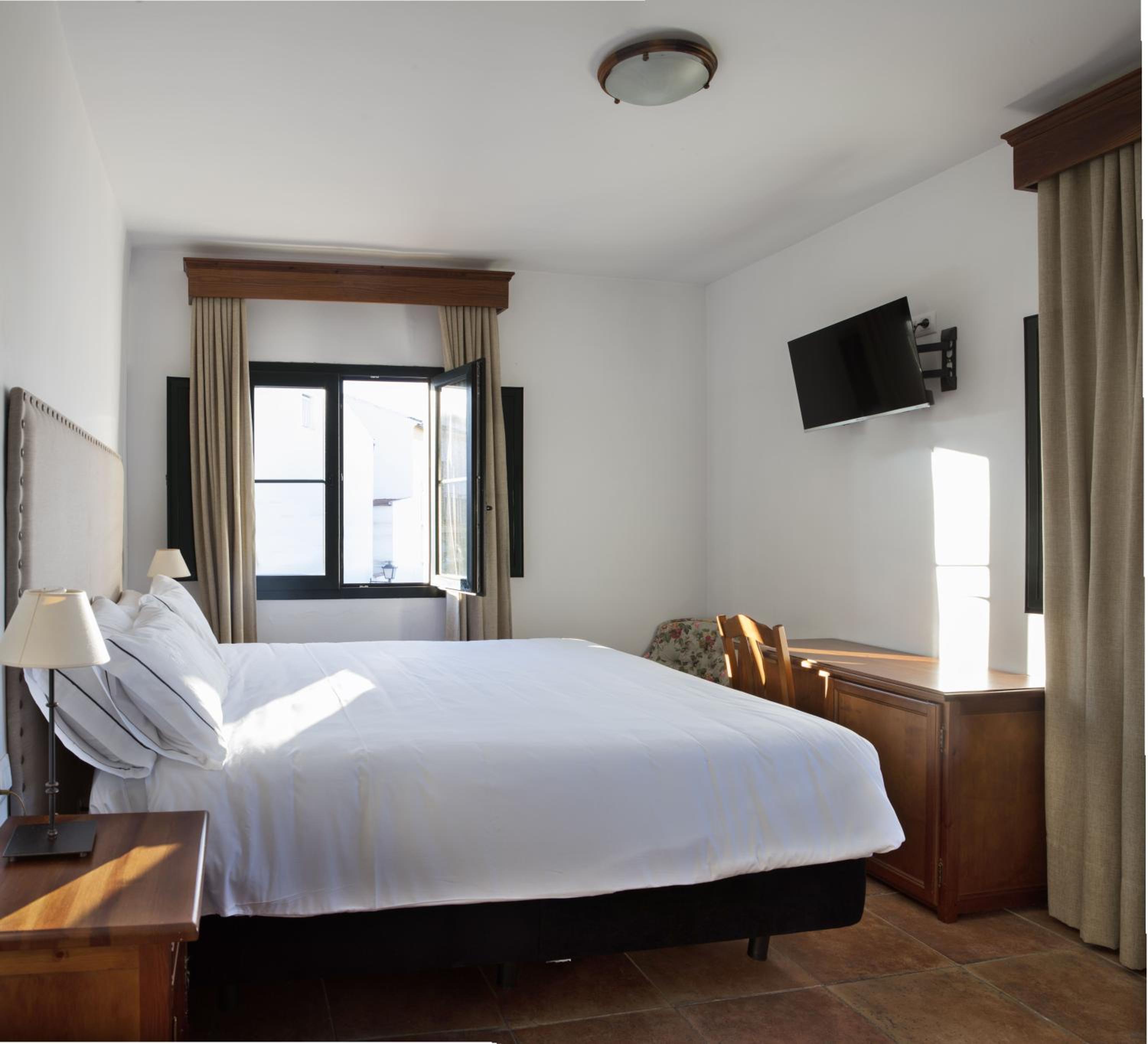Double or Twin Room - Photo 11
