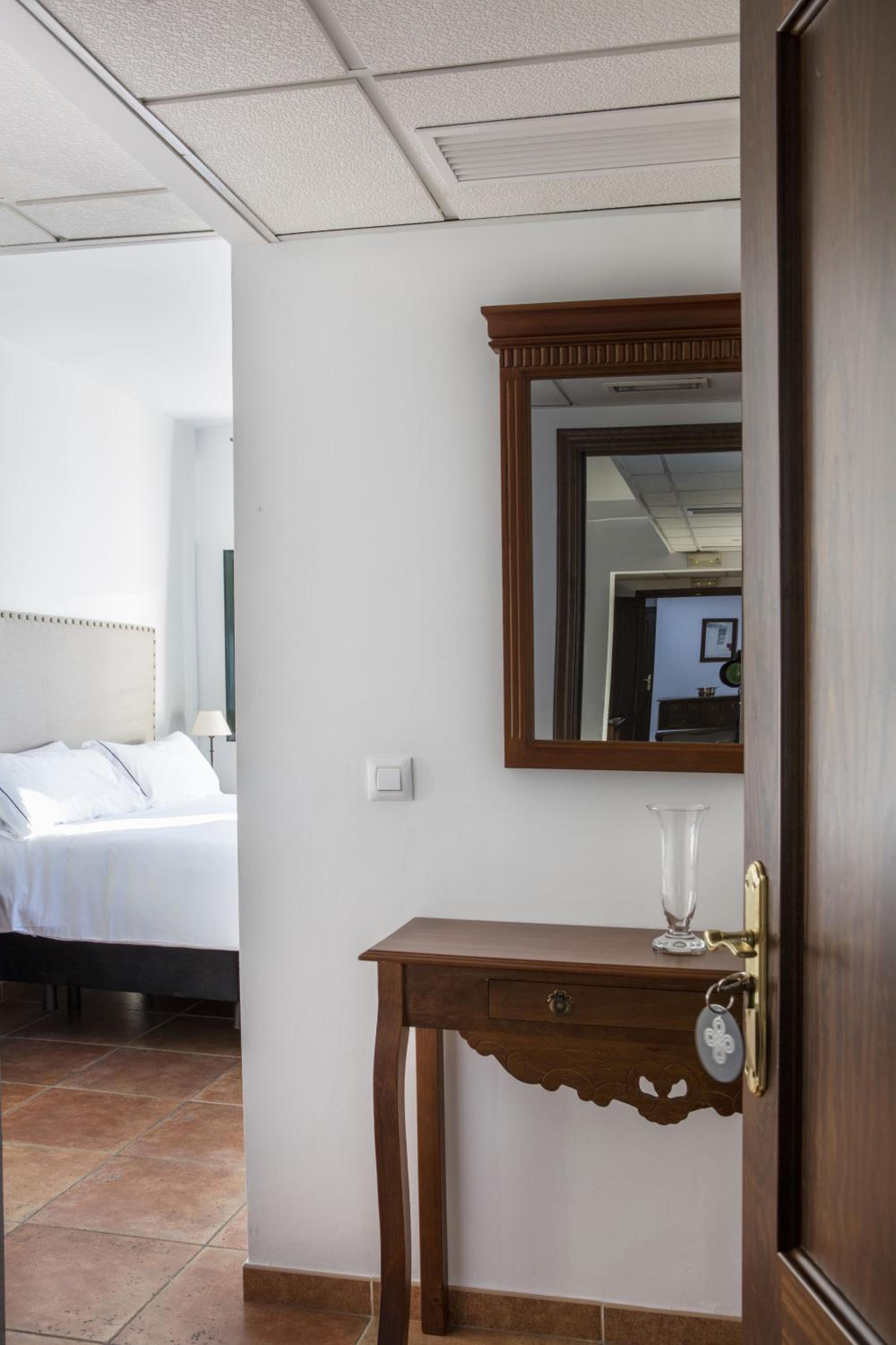 Double or Twin Room - Photo 8