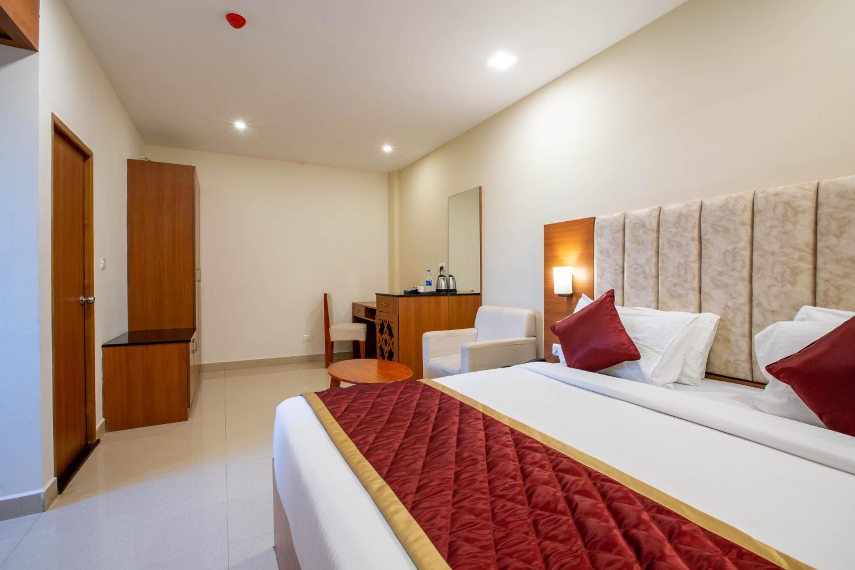Deluxe Queen Room - Photo 11