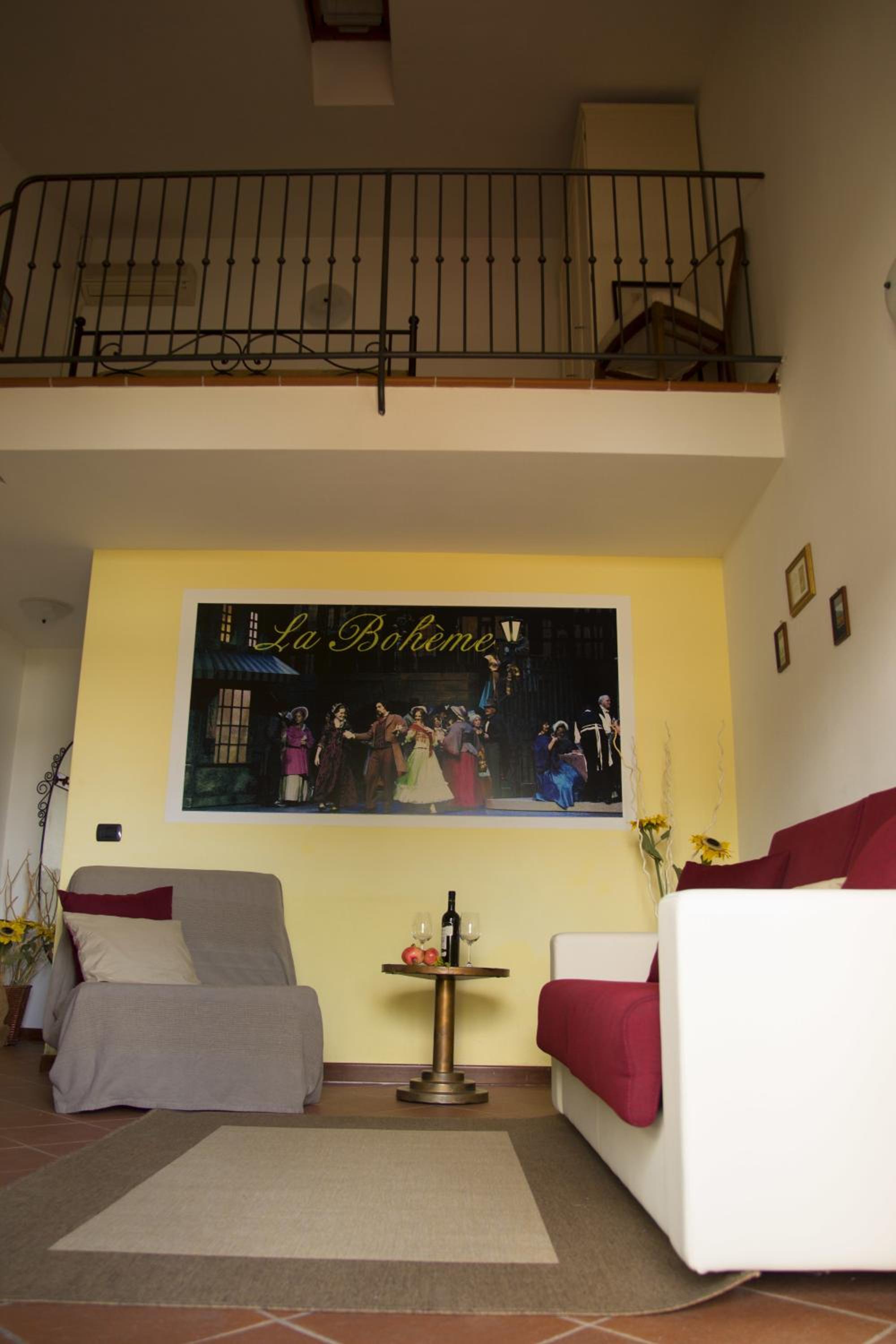 Suite - Split Level - Photo 1