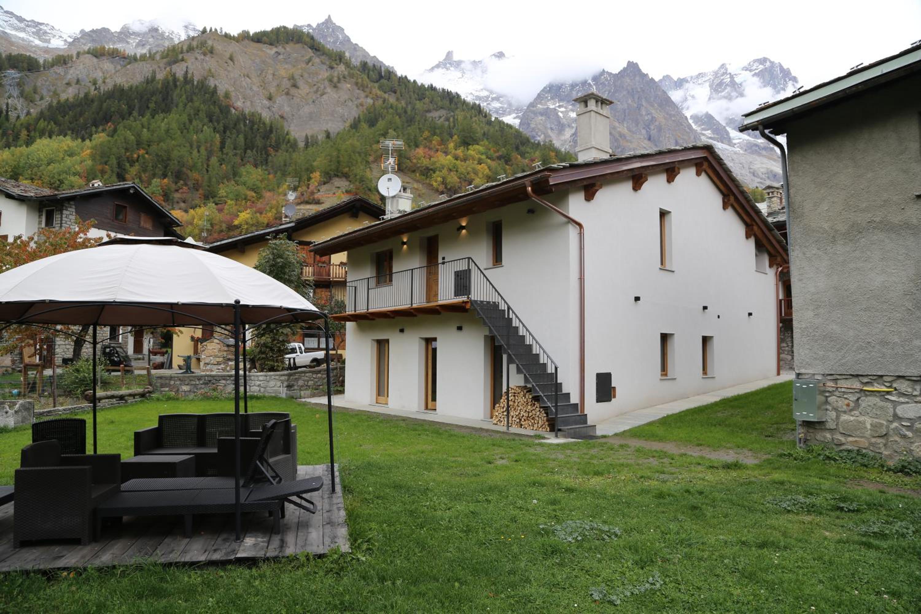 Apartment with Mountain View photo 3