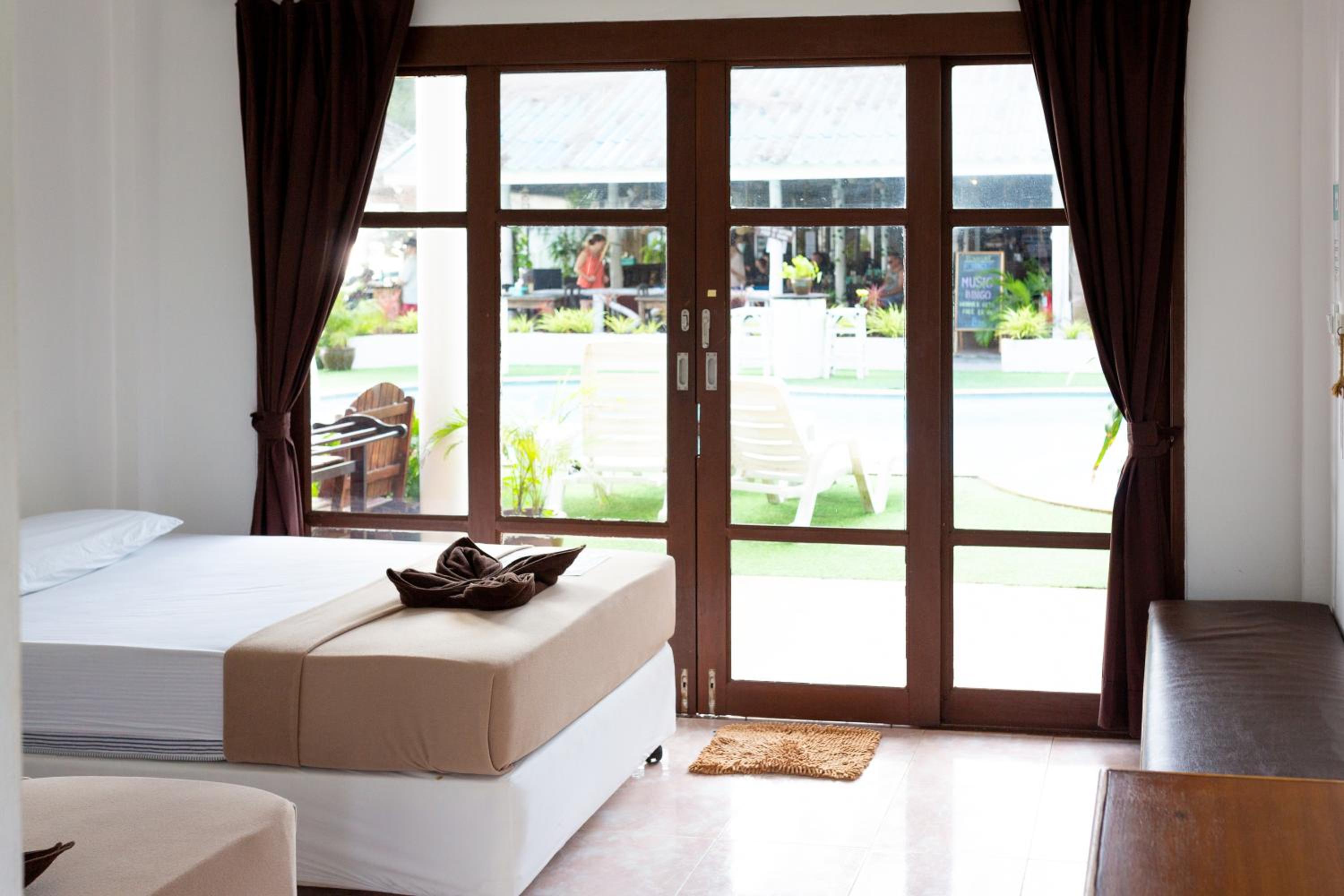 Twin Room with Pool View photo 2