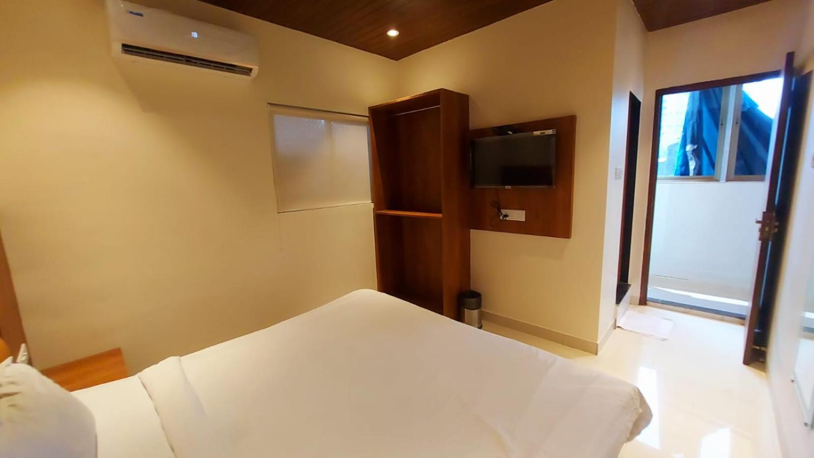 Deluxe Double Room (2 Adults + 1 Child) - Photo 12