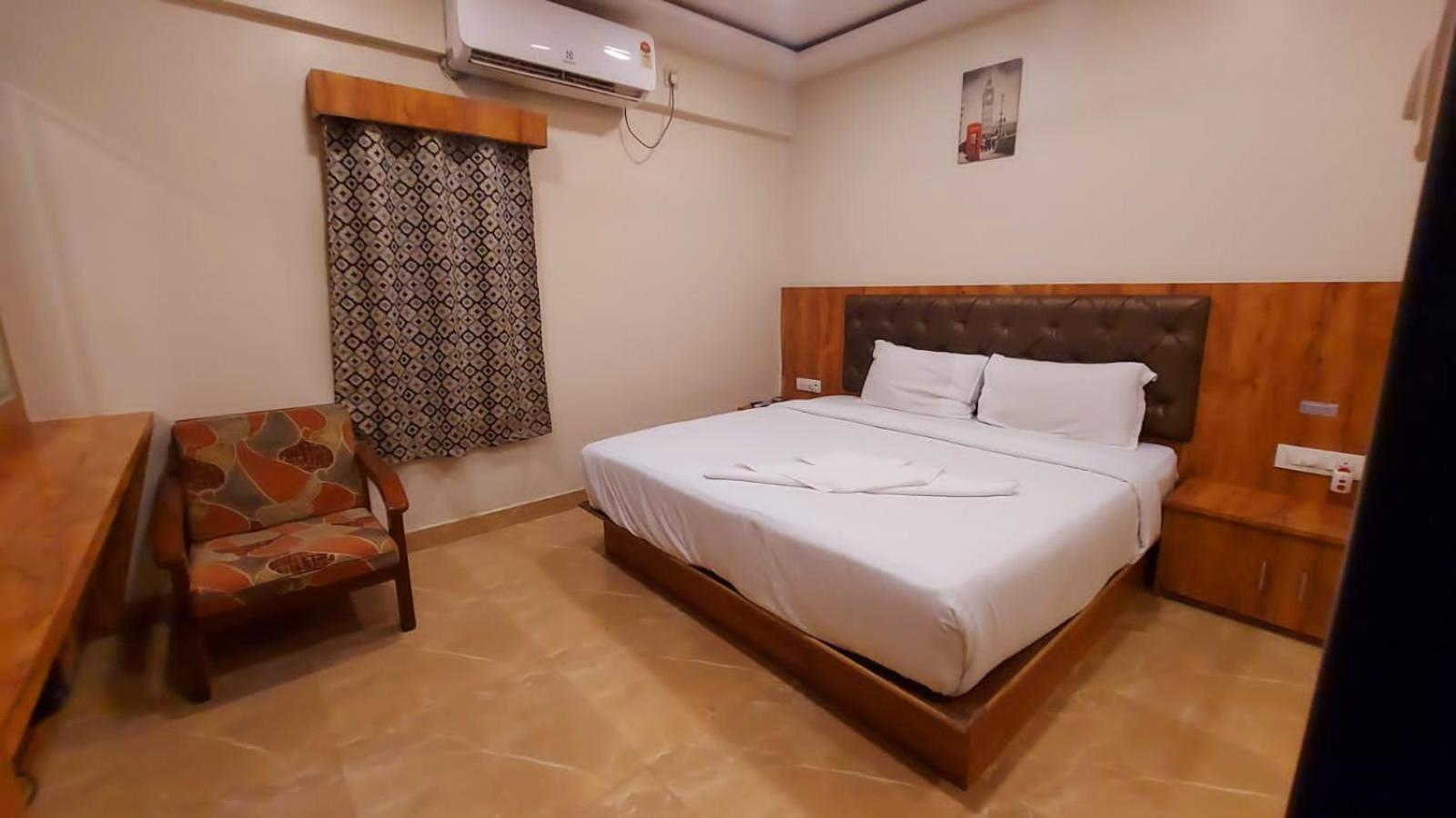 Deluxe Double Room (2 Adults + 1 Child) - Photo 11
