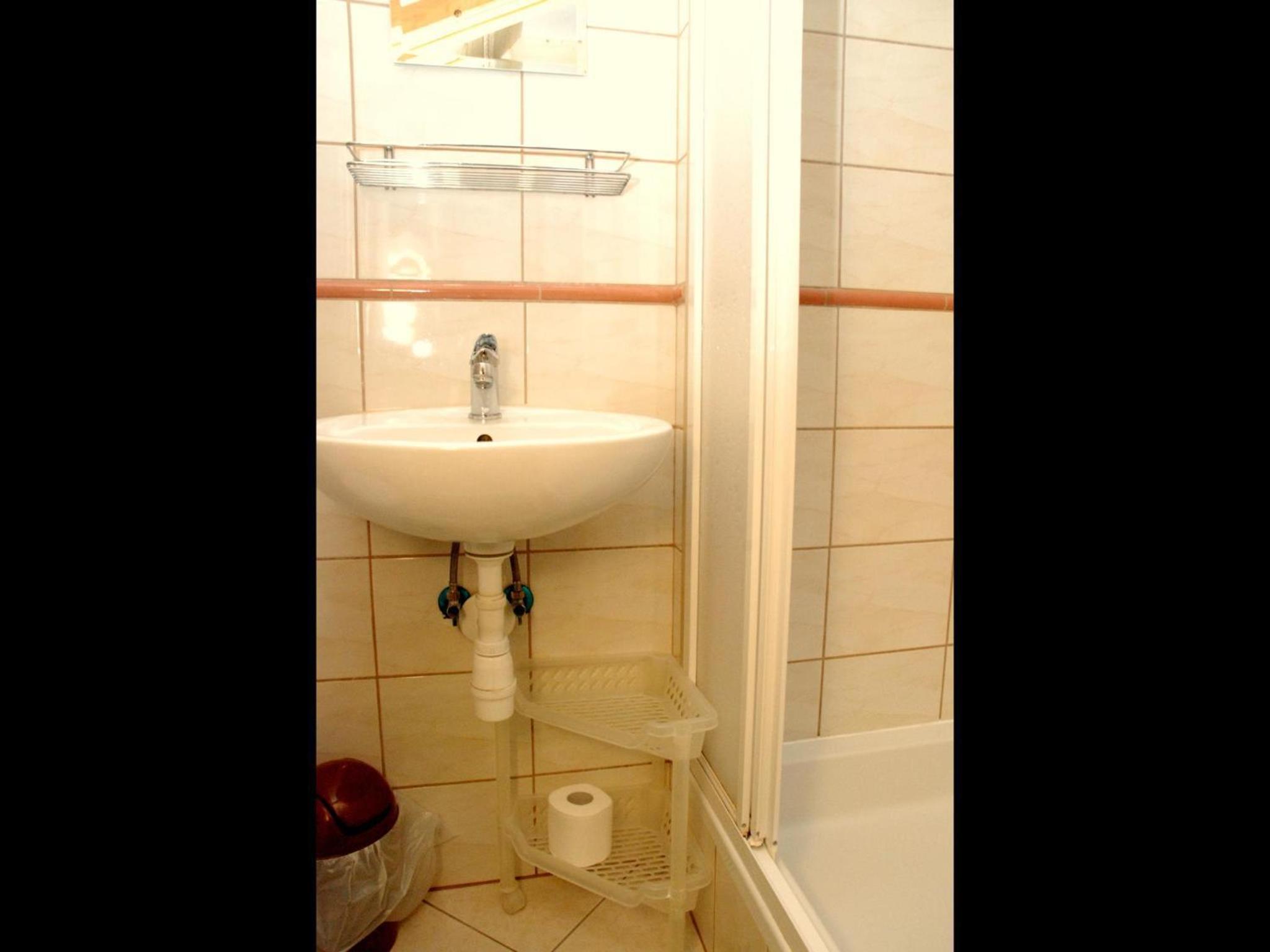 Quadruple Room with Double Bed and Balcony - Photo 2