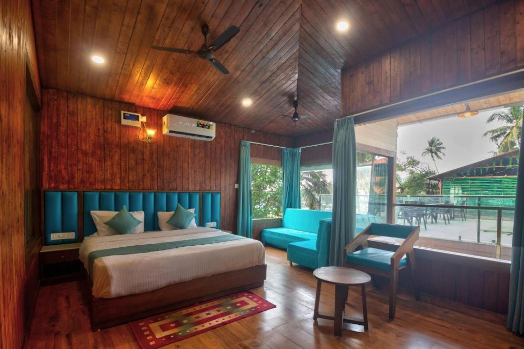 Superior King Suite - Photo 9