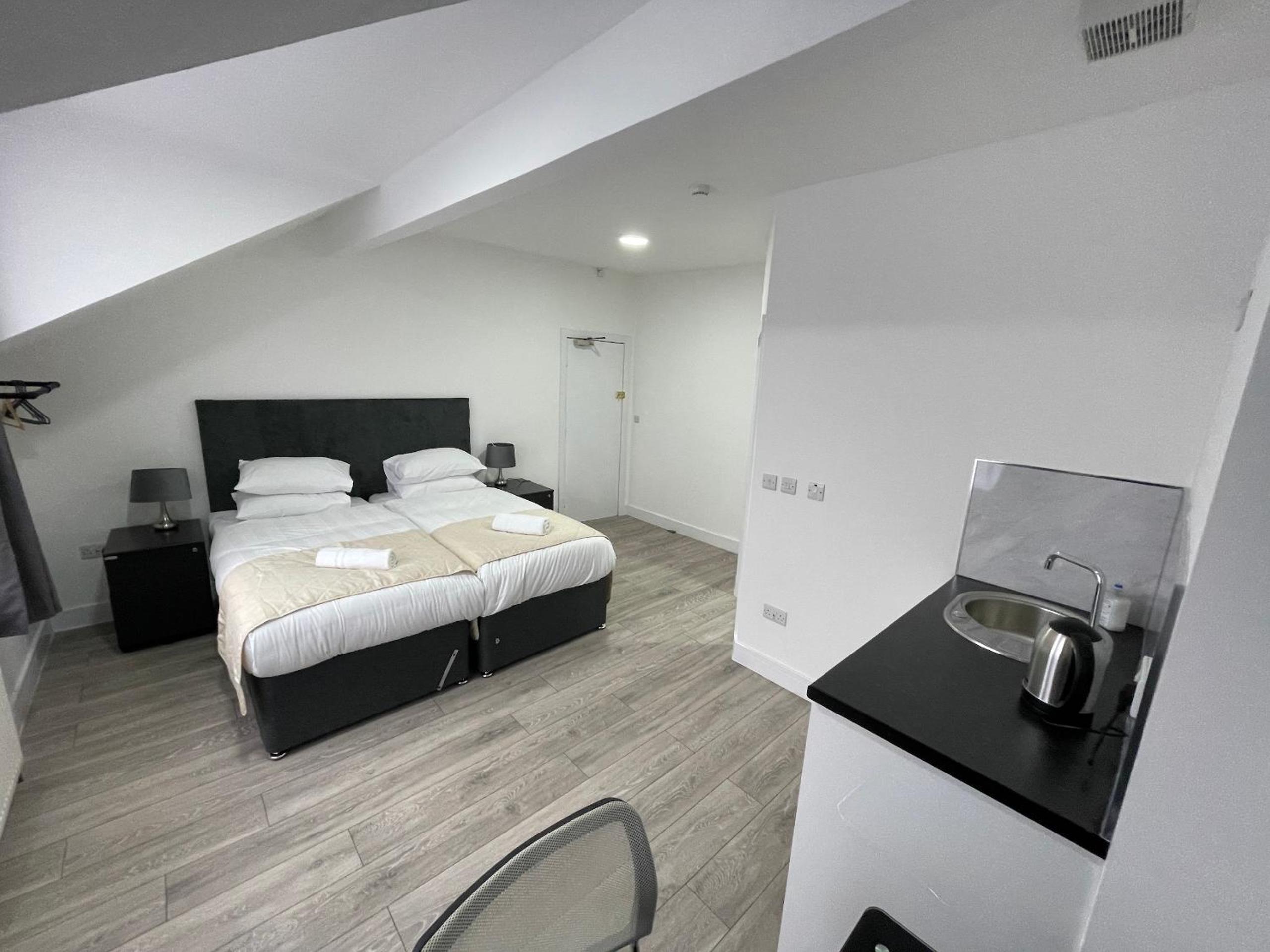 Twin Room - Photo 9