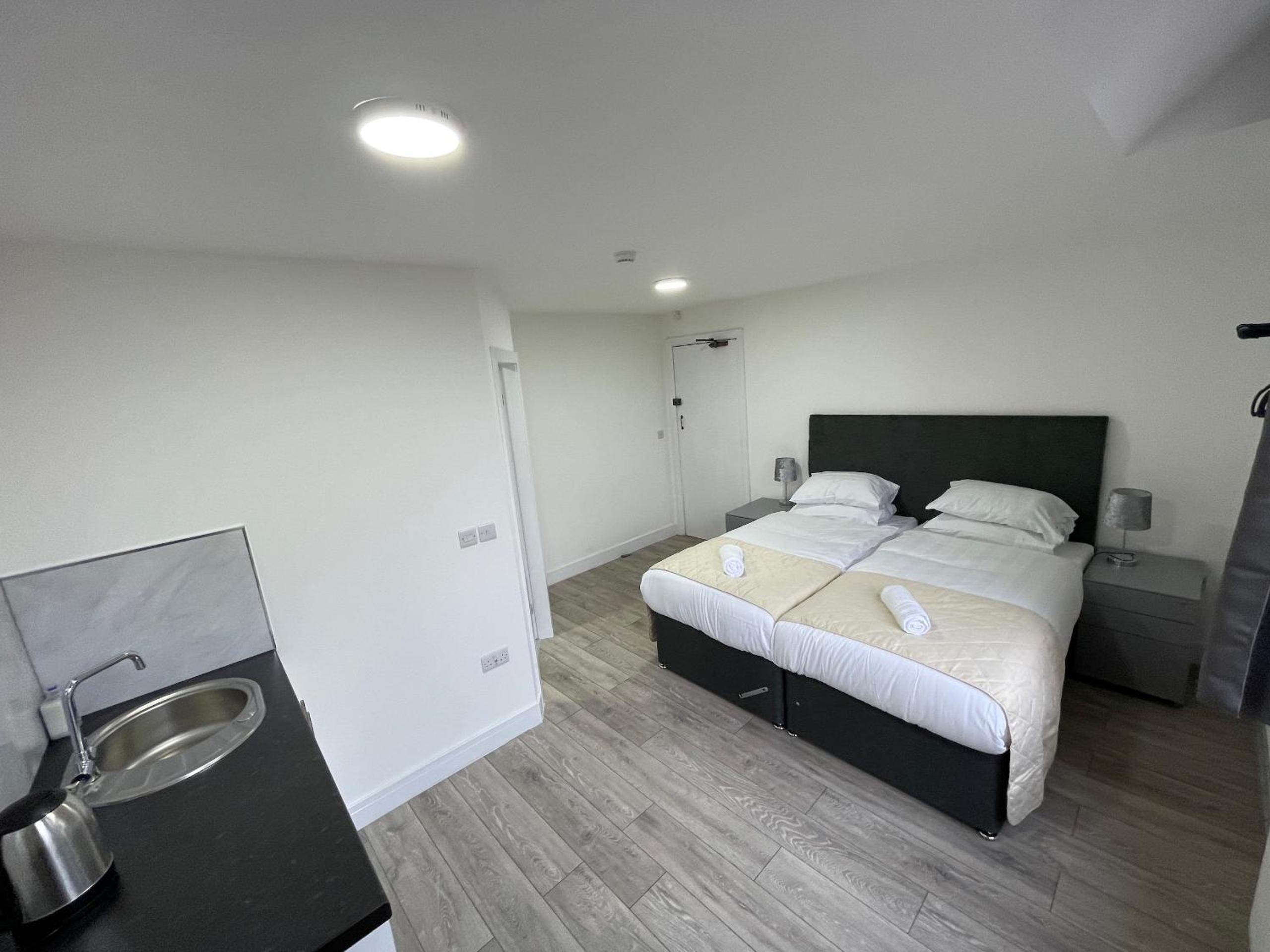 Twin Room - Photo 3