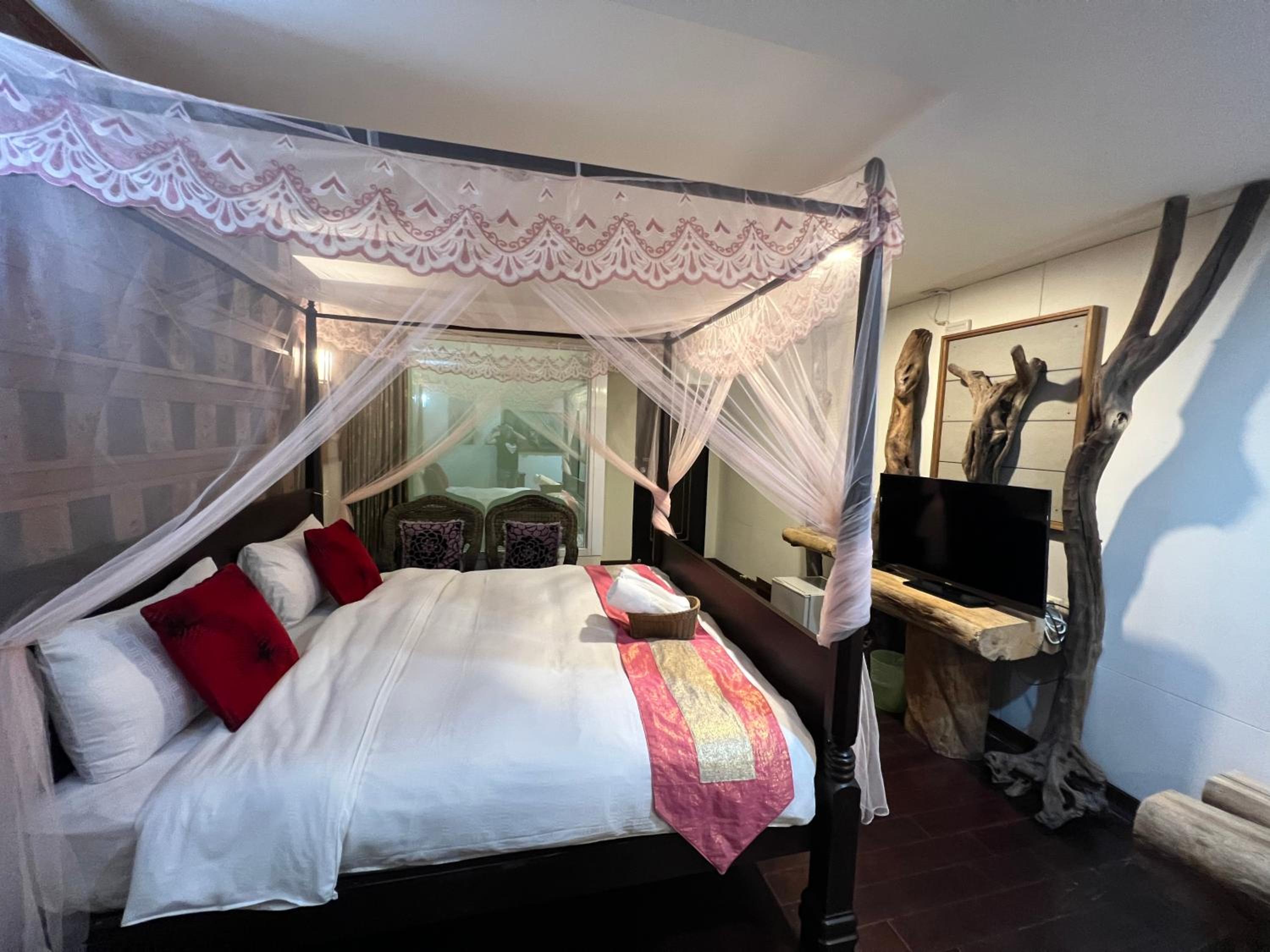 Standard Double Room - No Window photo 3
