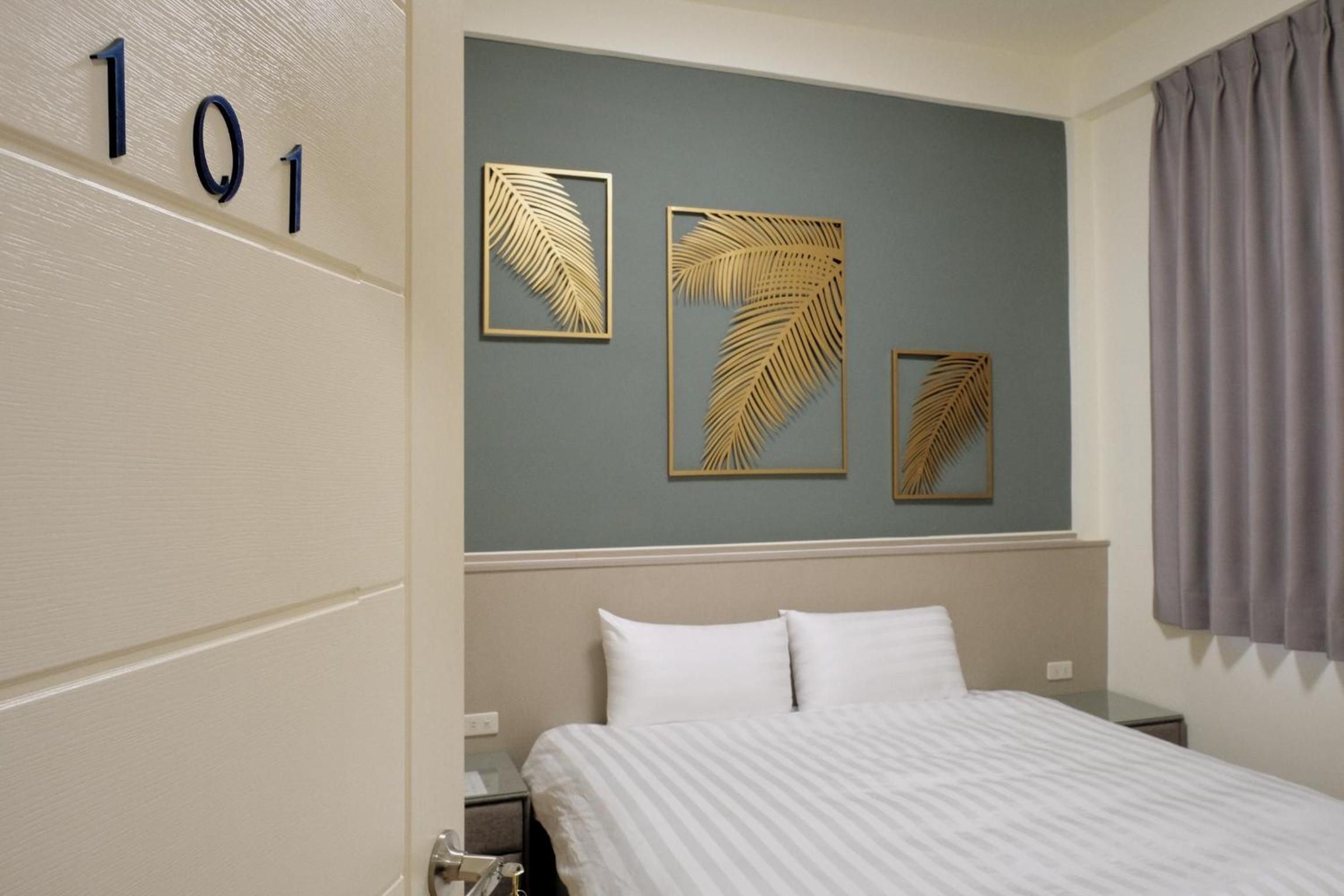 Queen Room photo 1
