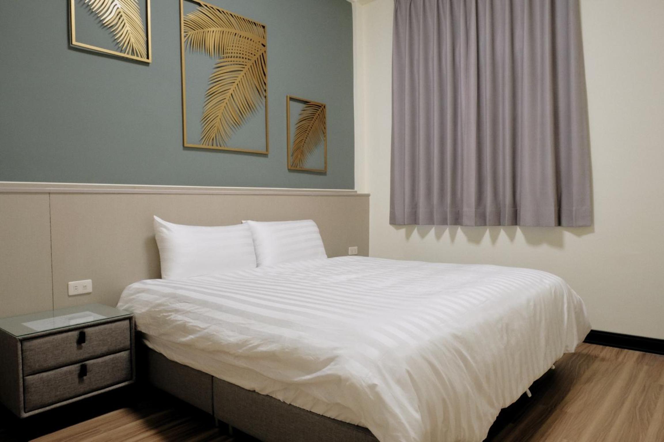 Queen Room photo 2
